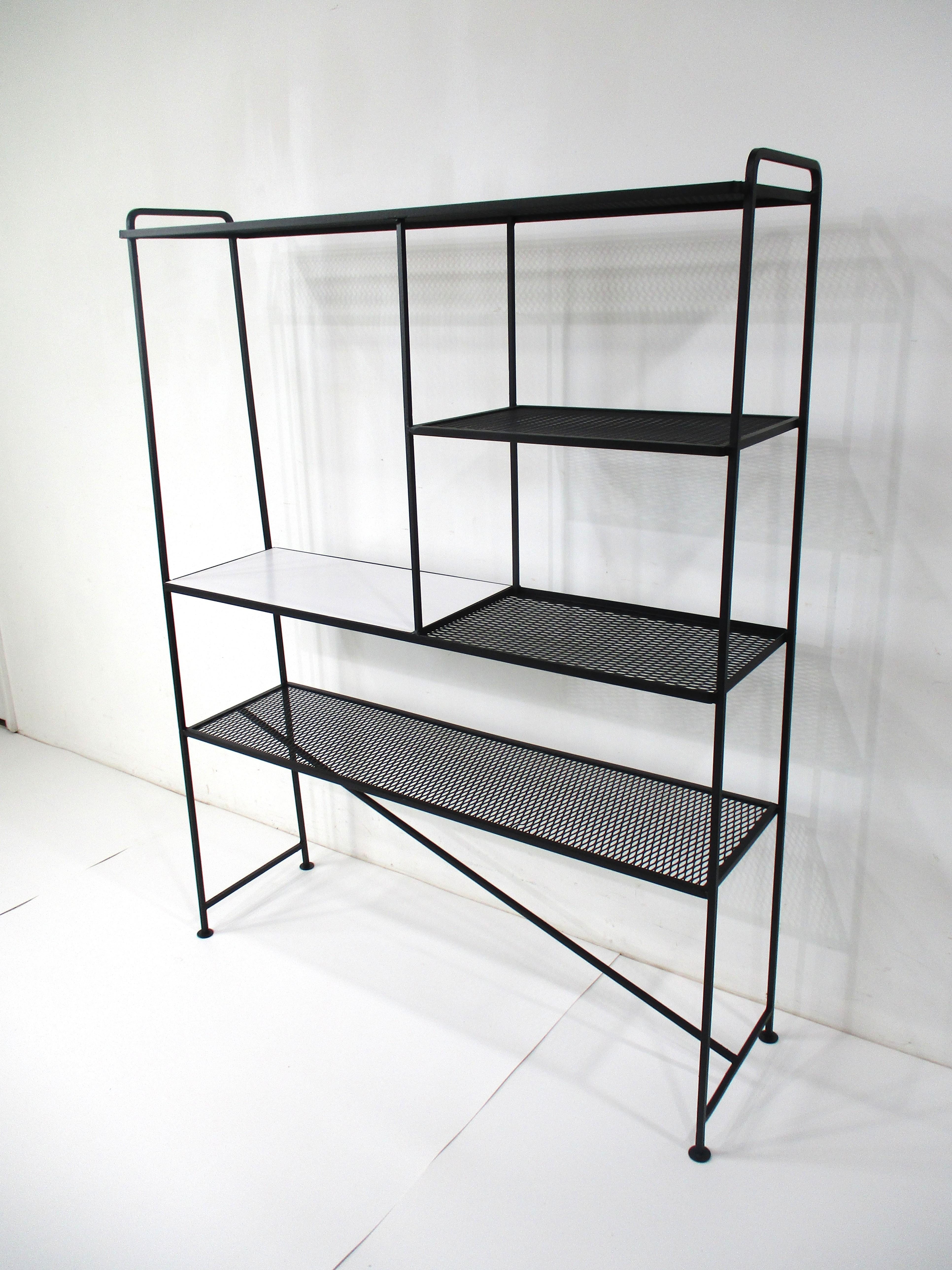 Mid-Century moderno Etagere in metallo del Mid Century in stile Weinberg / Mategot in vendita
