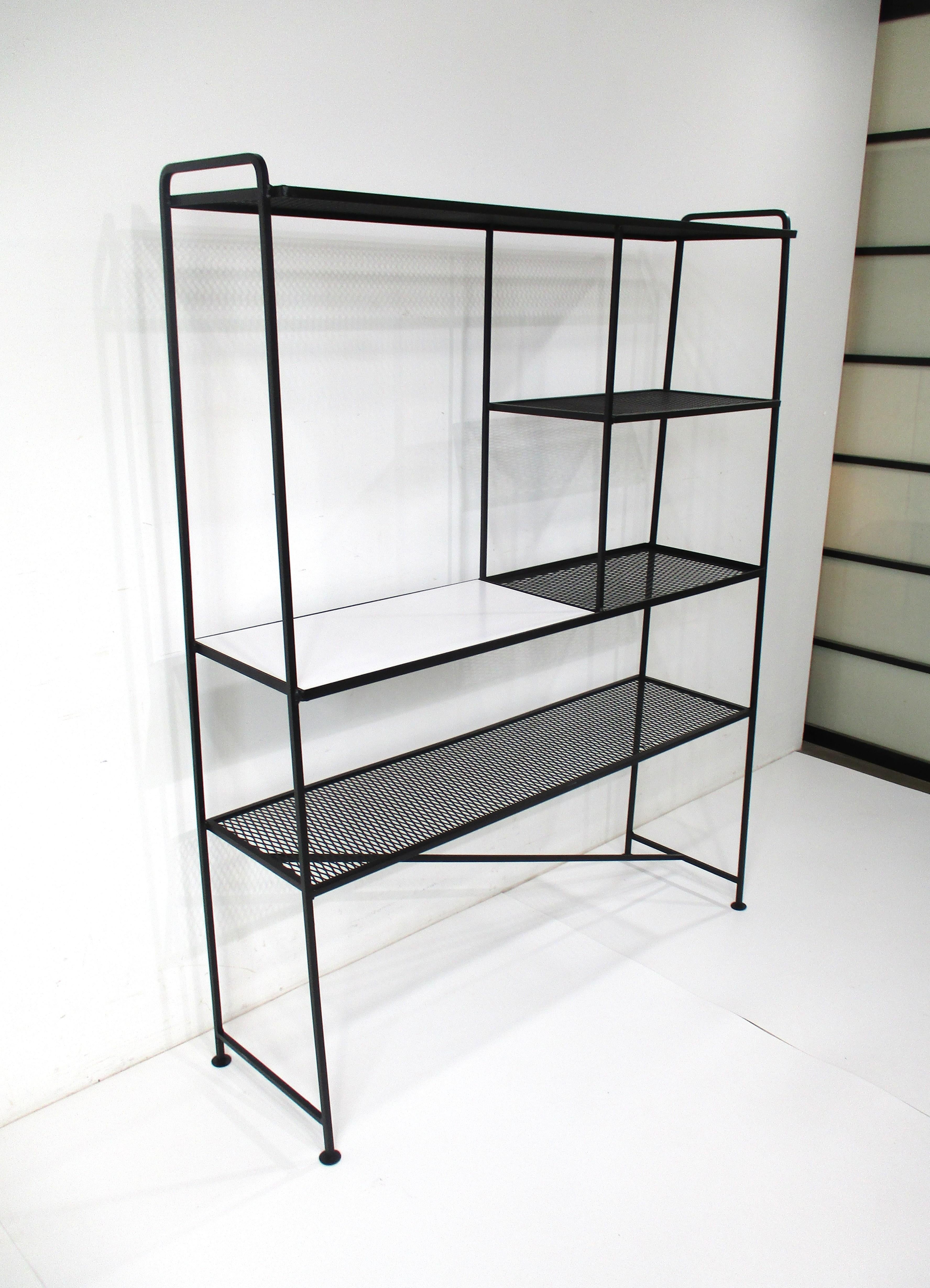 Americano Etagere in metallo del Mid Century in stile Weinberg / Mategot in vendita