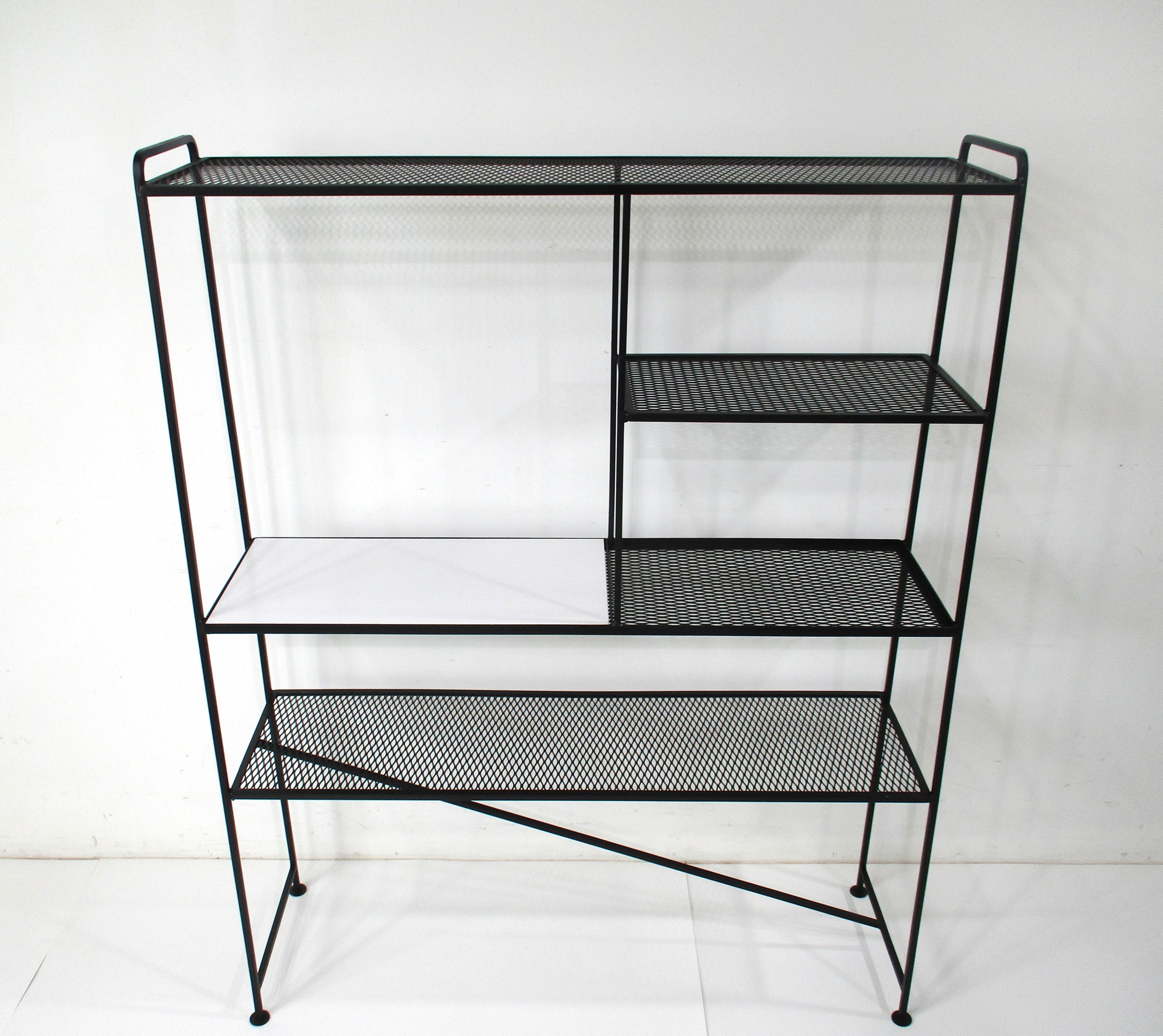 Etagere in metallo del Mid Century in stile Weinberg / Mategot In condizioni buone in vendita a Cincinnati, OH