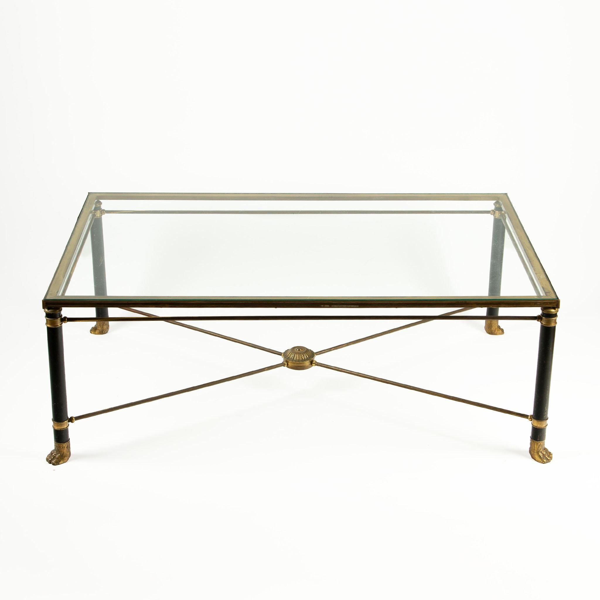 Tavolino da caffè in stile neoclassico Mid Century - Elegante tavolino da caffè rettangolare con struttura in metallo con finitura in ottone anticato, sormontato da una superficie in vetro trasparente che mette in mostra la sua raffinata struttura
