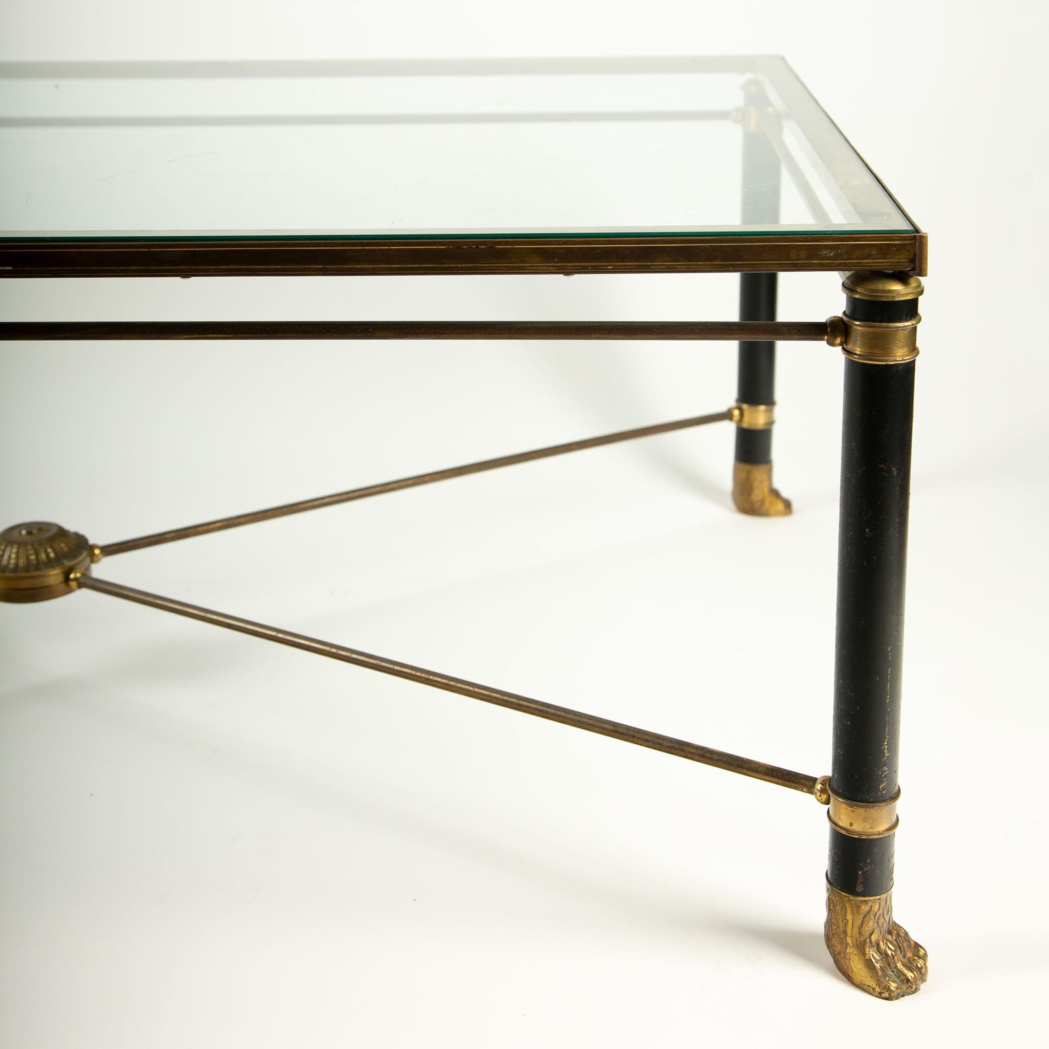 Ottone Tavolino da caffè con cornice in metallo e piano in vetro del Mid Century in vendita
