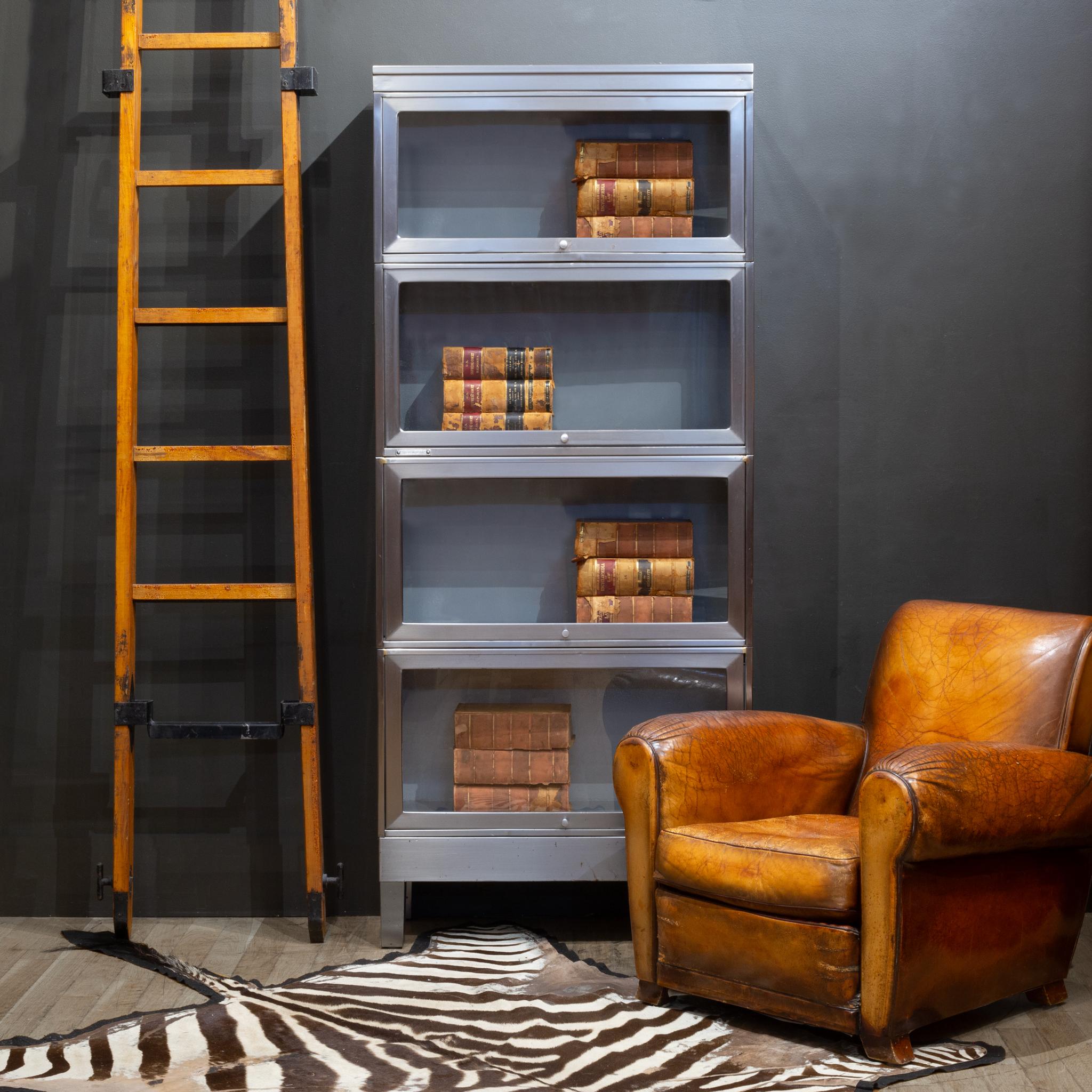 ÜBER

Ein originales modulares 4-stöckiges Anwaltsregal aus Metall mit Metallknöpfen und Glastüren, die sich von oben öffnen und einschieben lassen. Das Ganze ist modular aufgebaut und besteht aus 6 Teilen: dem Deckel, dem Boden und vier Schränken,