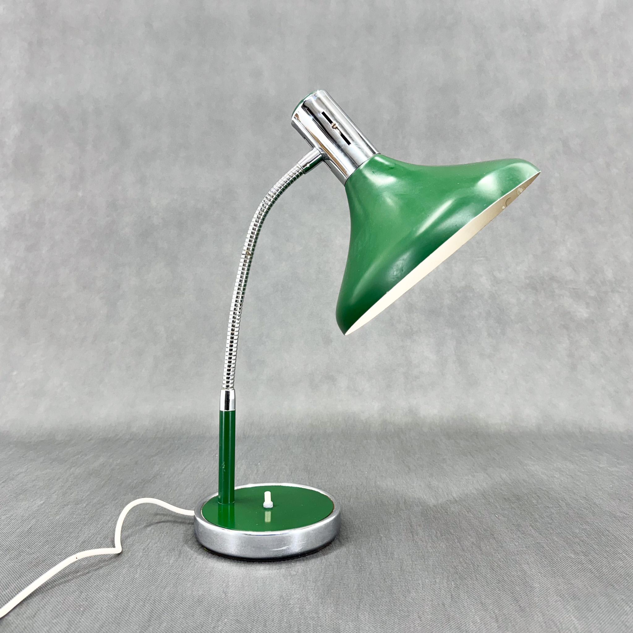 Lampe à poser vintage en chrome et métal. Produit en Italie dans les années 1970. Ampoule : 1 x E26- E27. Adaptateur américain inclus.