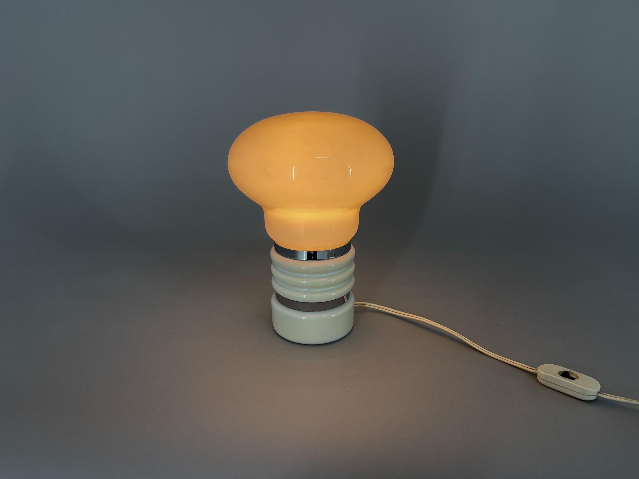 Mid-century Metal & Milk Glass Table Lamp, Italy  For Sale 3