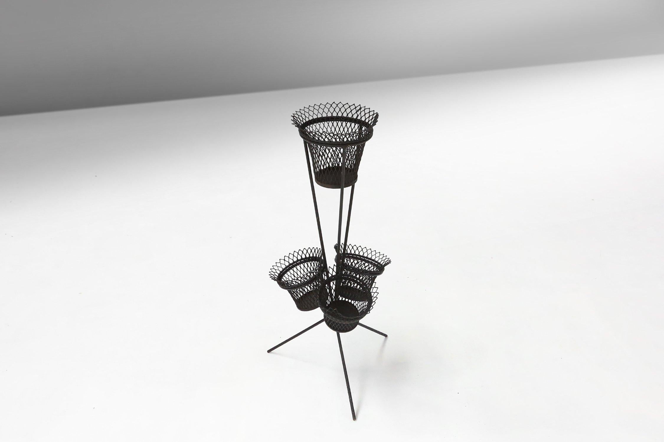 Francia / 1950 / Portapiante / Mathieu Matégot / metallo / metà secolo / metà secolo / Vintage

Questo bellissimo supporto per piante è stato progettato dal famoso designer francese Mathieu Matégot negli anni Cinquanta. Questo supporto per piante è