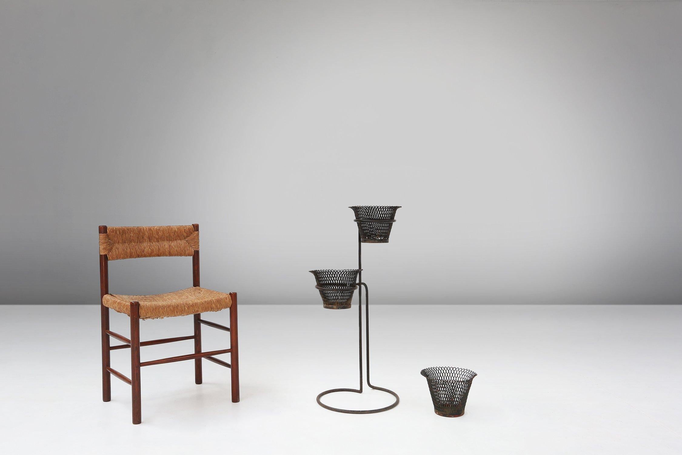 Francia / 1950 / Portapiante / Mathieu Matégot / metallo / metà secolo / metà secolo / Vintage

Questo porta piante è un design esclusivo di Mathieu Matégot, un famoso designer francese noto per le sue innovative ed eleganti creazioni in metallo. An