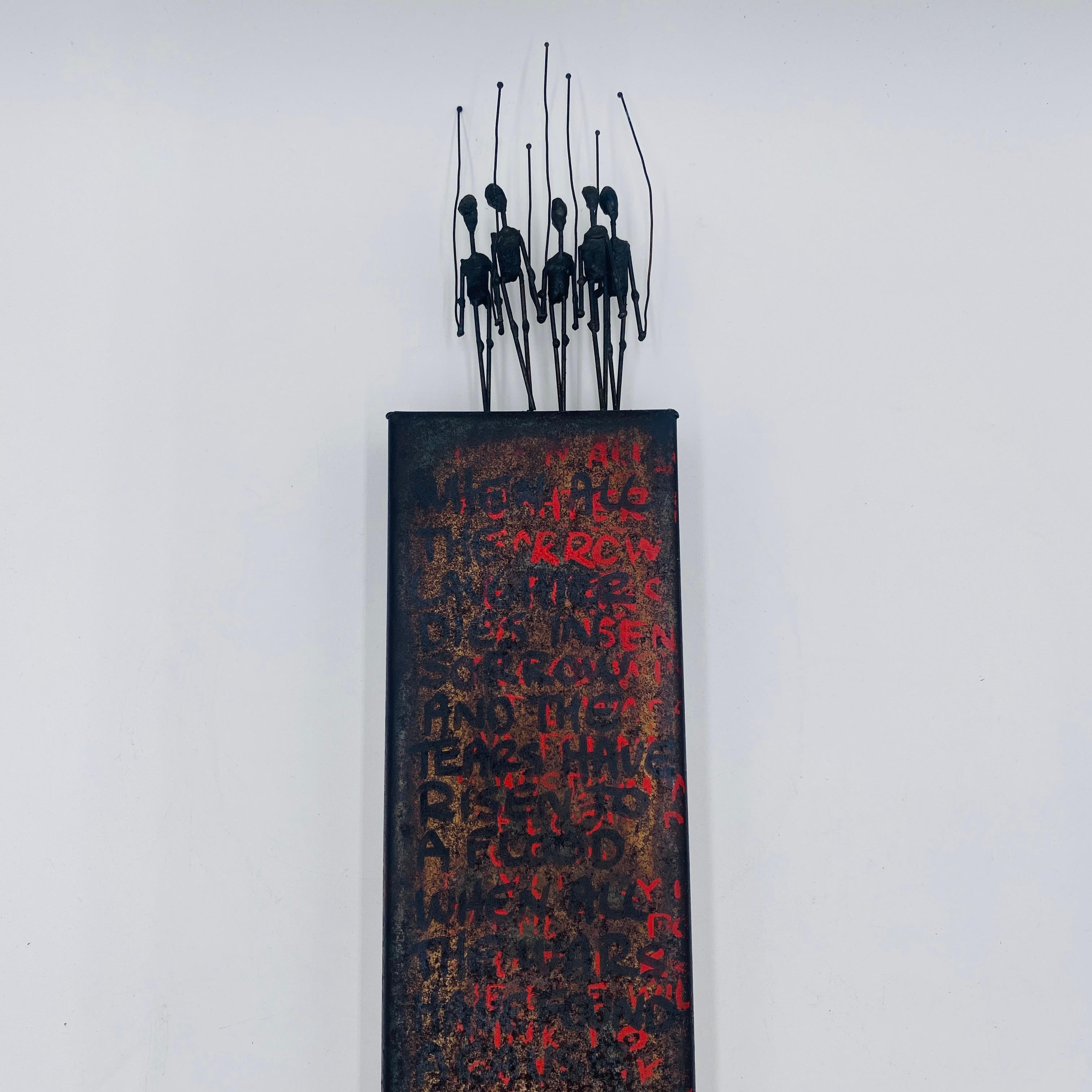 Scultura in metallo unica nel suo genere, realizzata dal famoso artista Guy Pullen. Firmato e datato 1973. Sulla scultura è scritto in nero e in rosso il seguente testo o poesia: 

Quando tutte le risate muoiono nel dolore
E le lacrime sono