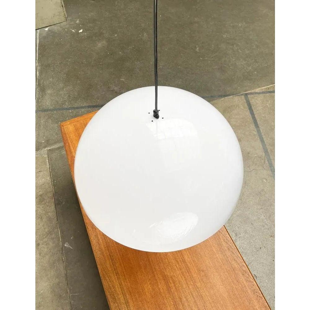 Imponente lampada a sospensione del produttore italiano Oluce secondo un progetto di Vico Magistretti degli anni Settanta. Ecco una prima versione in alluminio e completamente in bianco.

Un design senza tempo che convince per la riduzione della