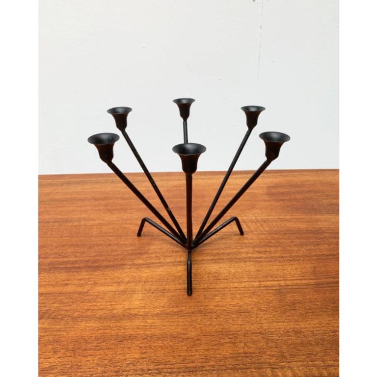 Candeliere di metà secolo con 6 bracci. I bracci finemente rifiniti sono neri e disposti a raggiera. Un treppiede funge da base.

Informazioni aggiuntive:
Materiali: Metallo
Stile: Medioevo Moderno
Periodo: 1960s
Colore: nero
Tipo di articolo: