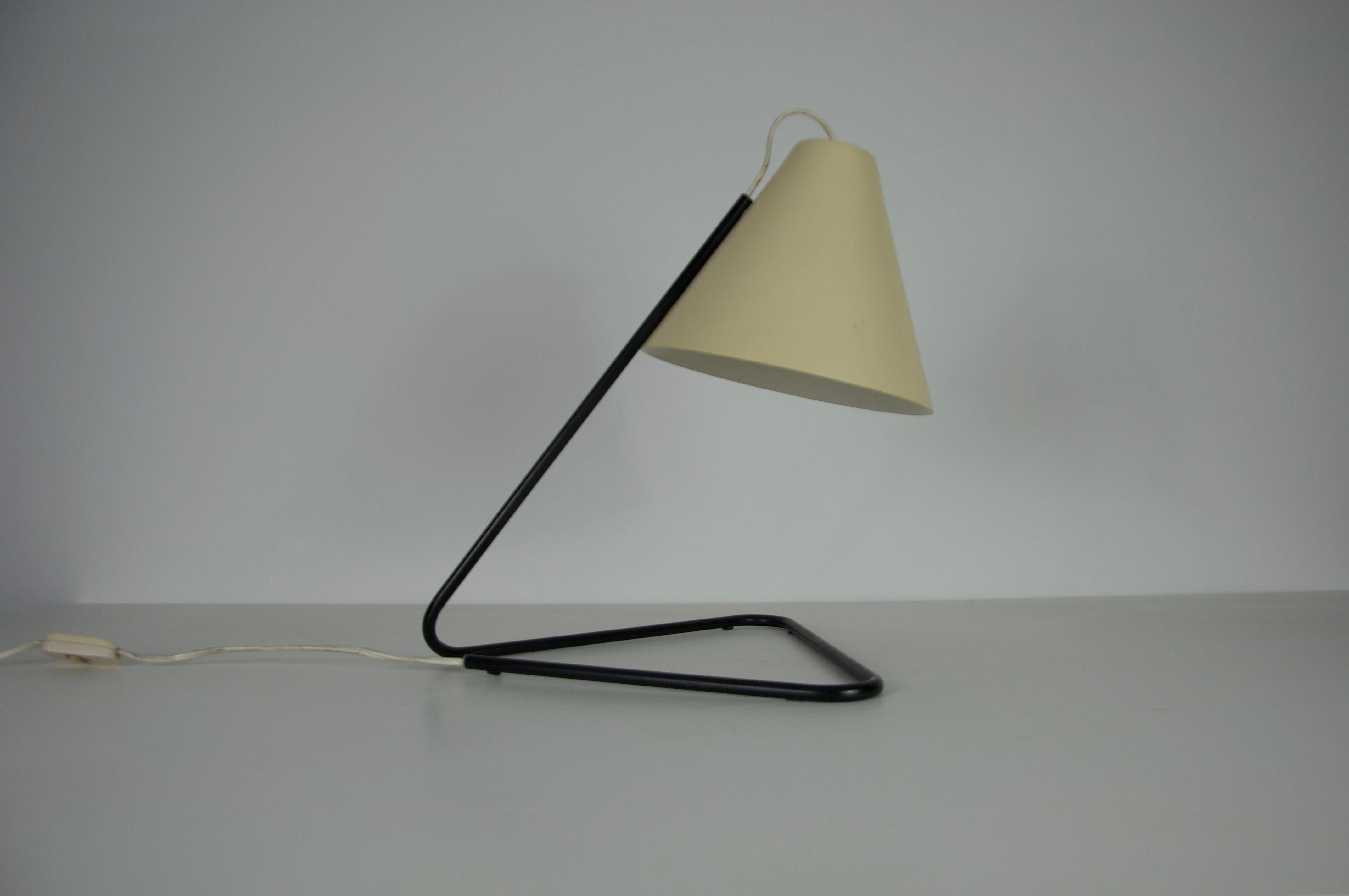 Mid-Century moderno Lampada da tavolo in metallo del Medioevo, anni '60, Italia in vendita