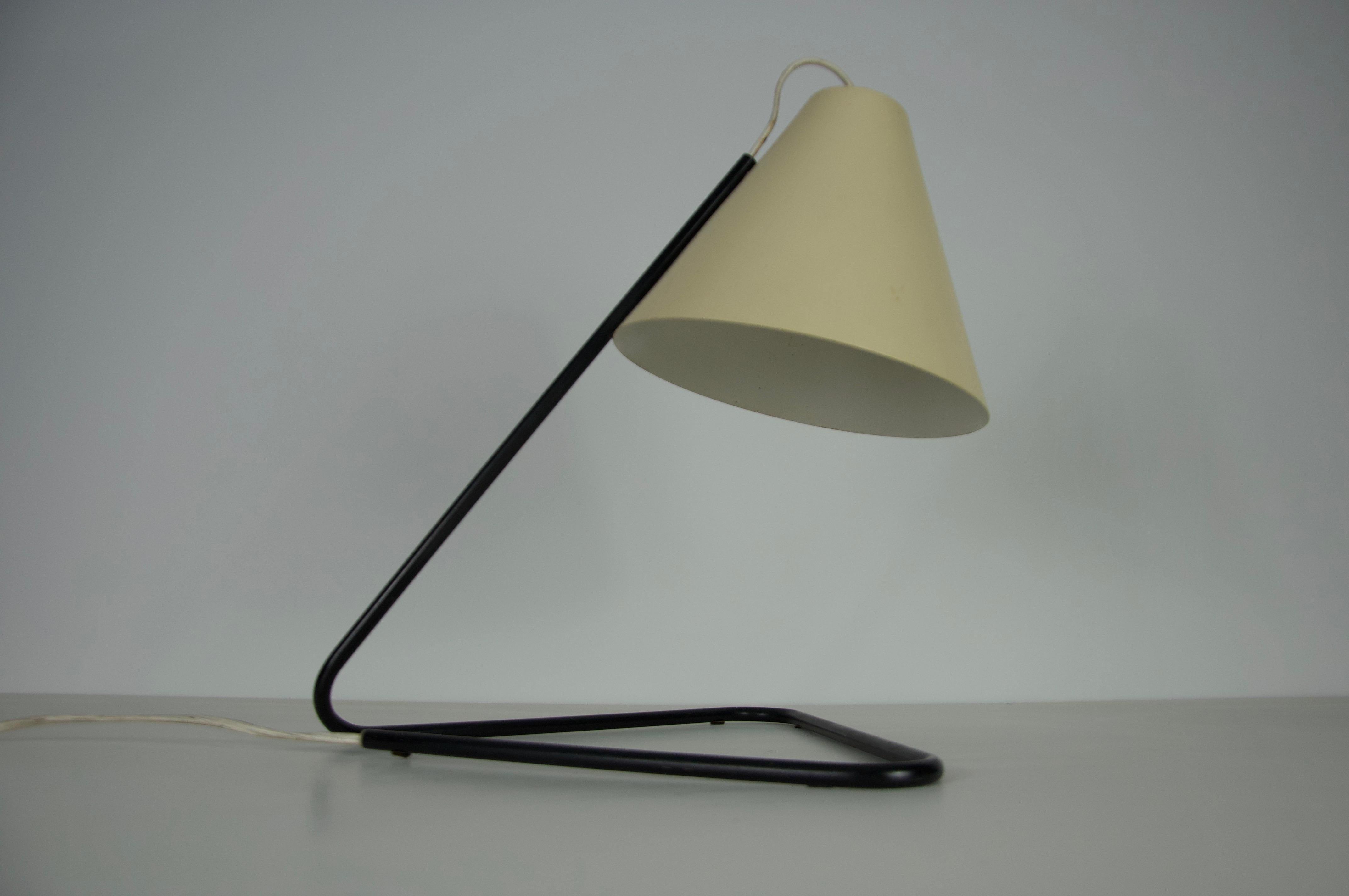 Lampada da tavolo in metallo del Medioevo, anni '60, Italia In condizioni buone in vendita a Hagenbach, DE
