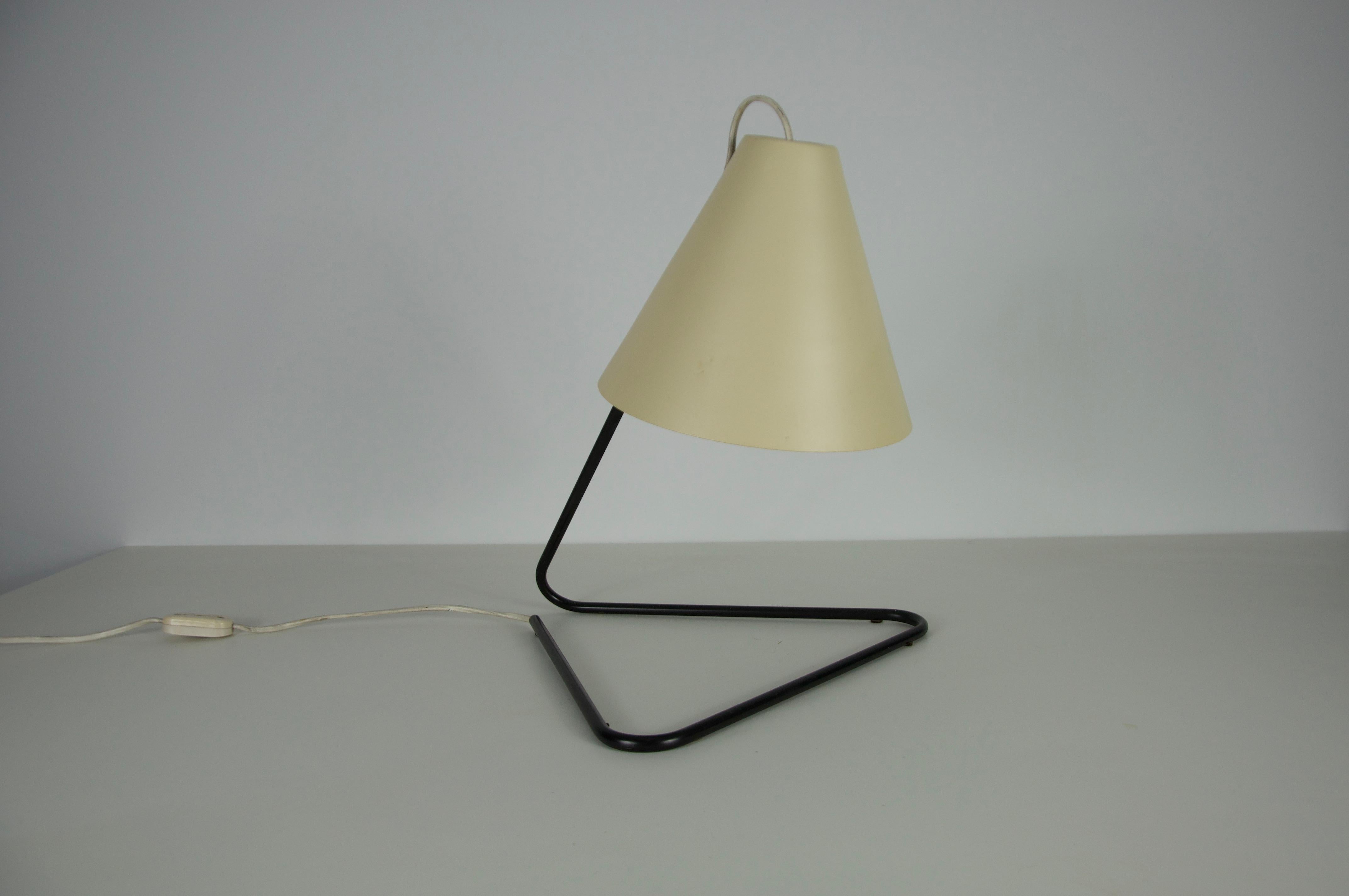 Metà XX secolo Lampada da tavolo in metallo del Medioevo, anni '60, Italia in vendita