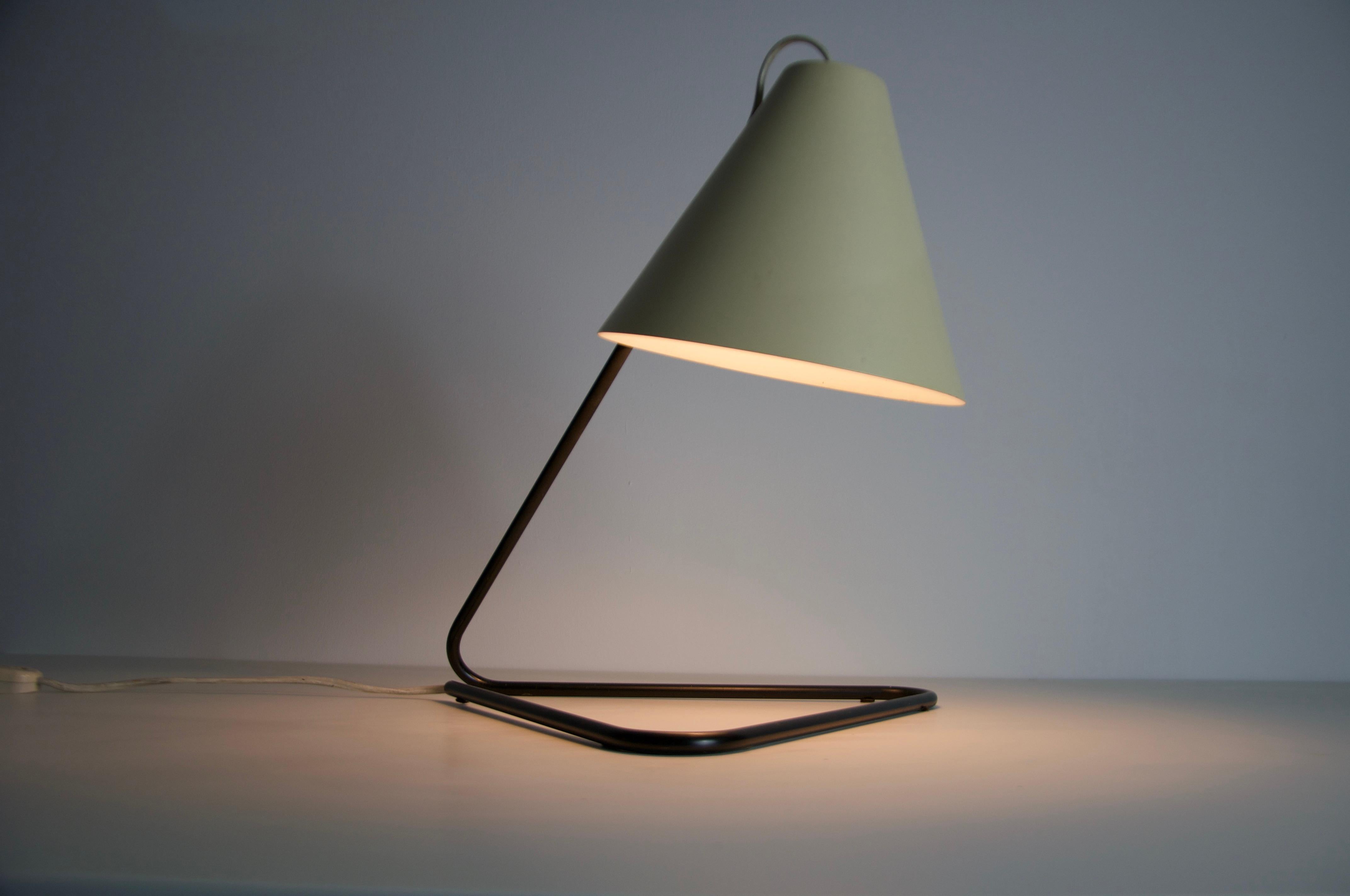 Metallo Lampada da tavolo in metallo del Medioevo, anni '60, Italia in vendita