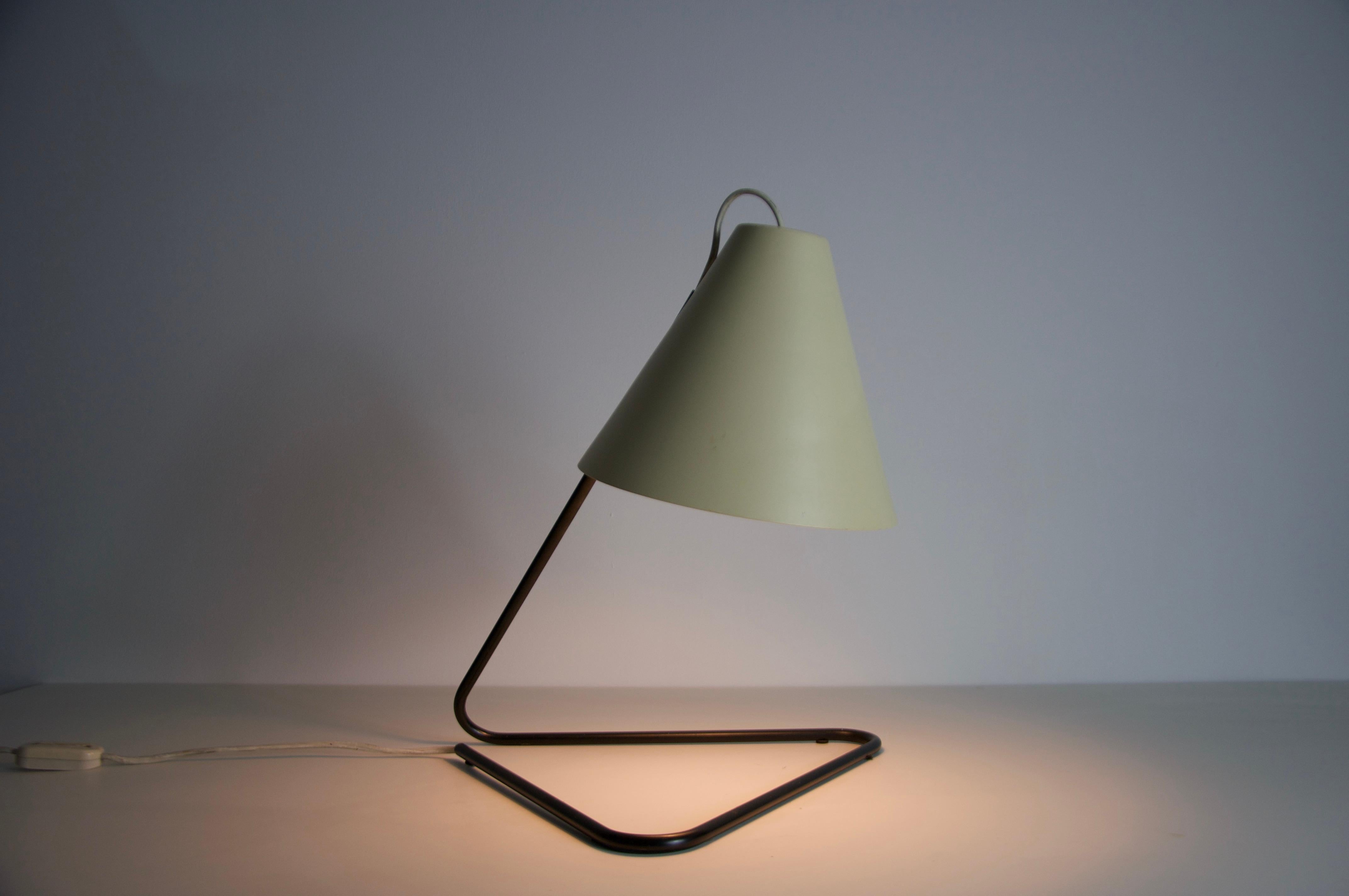 Lampada da tavolo in metallo del Medioevo, anni '60, Italia in vendita 1