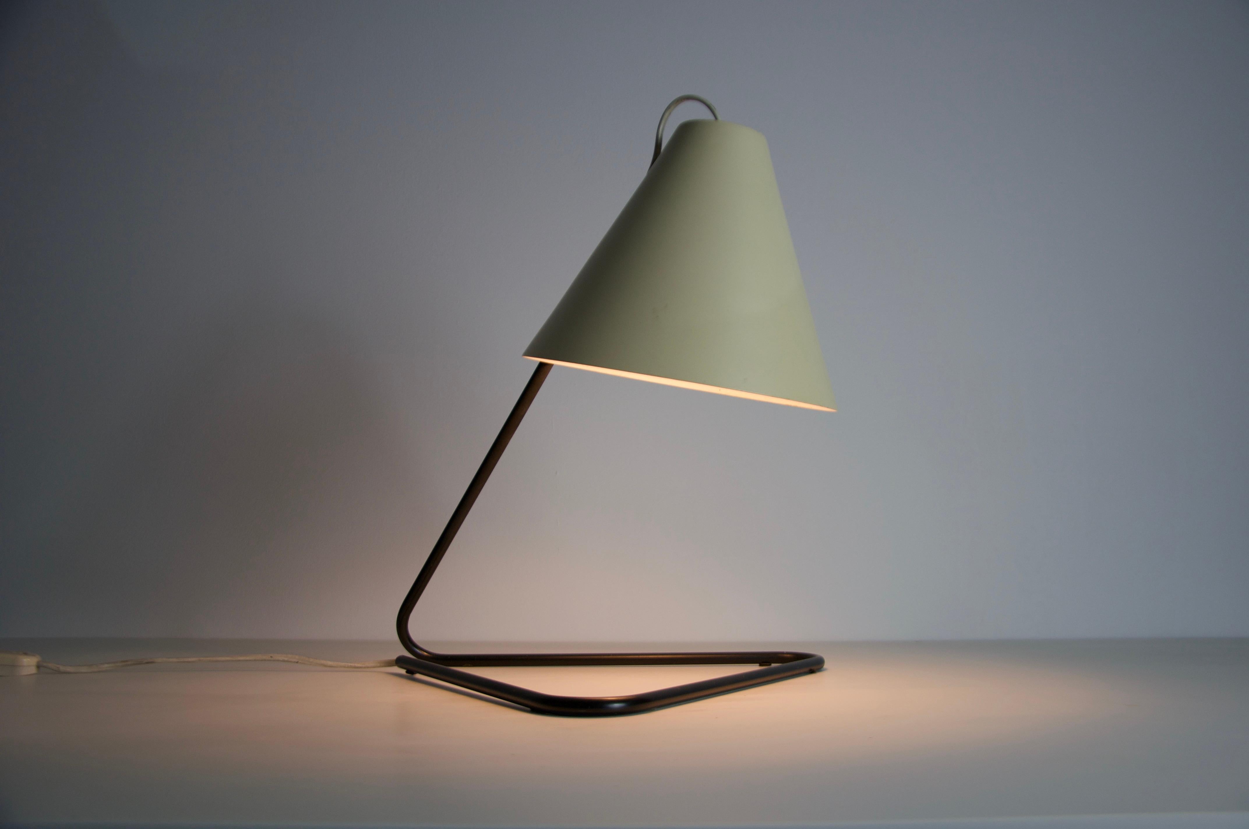Lampada da tavolo in metallo del Medioevo, anni '60, Italia in vendita 2