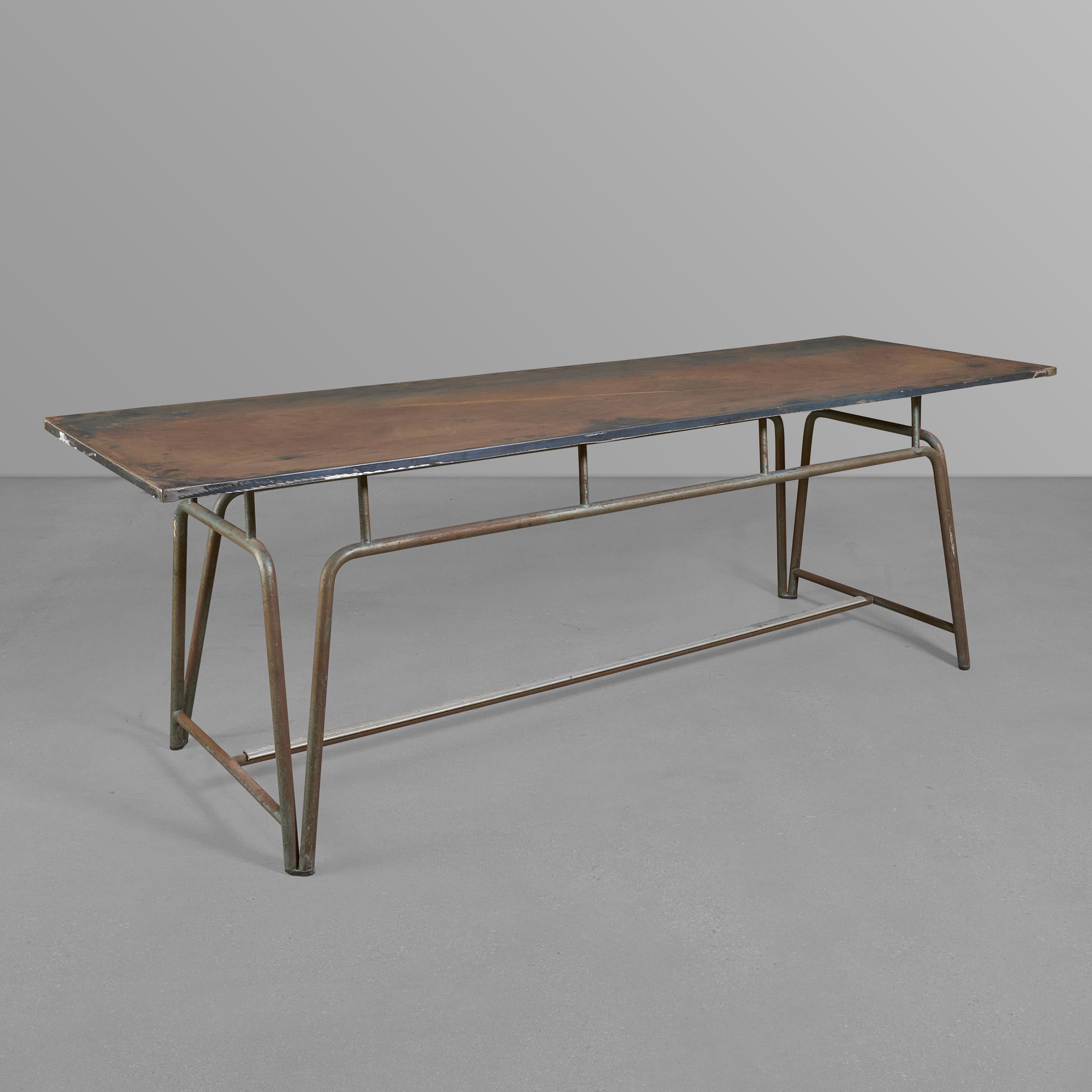 Mesa metálica de mediados de siglo con una gran base.

