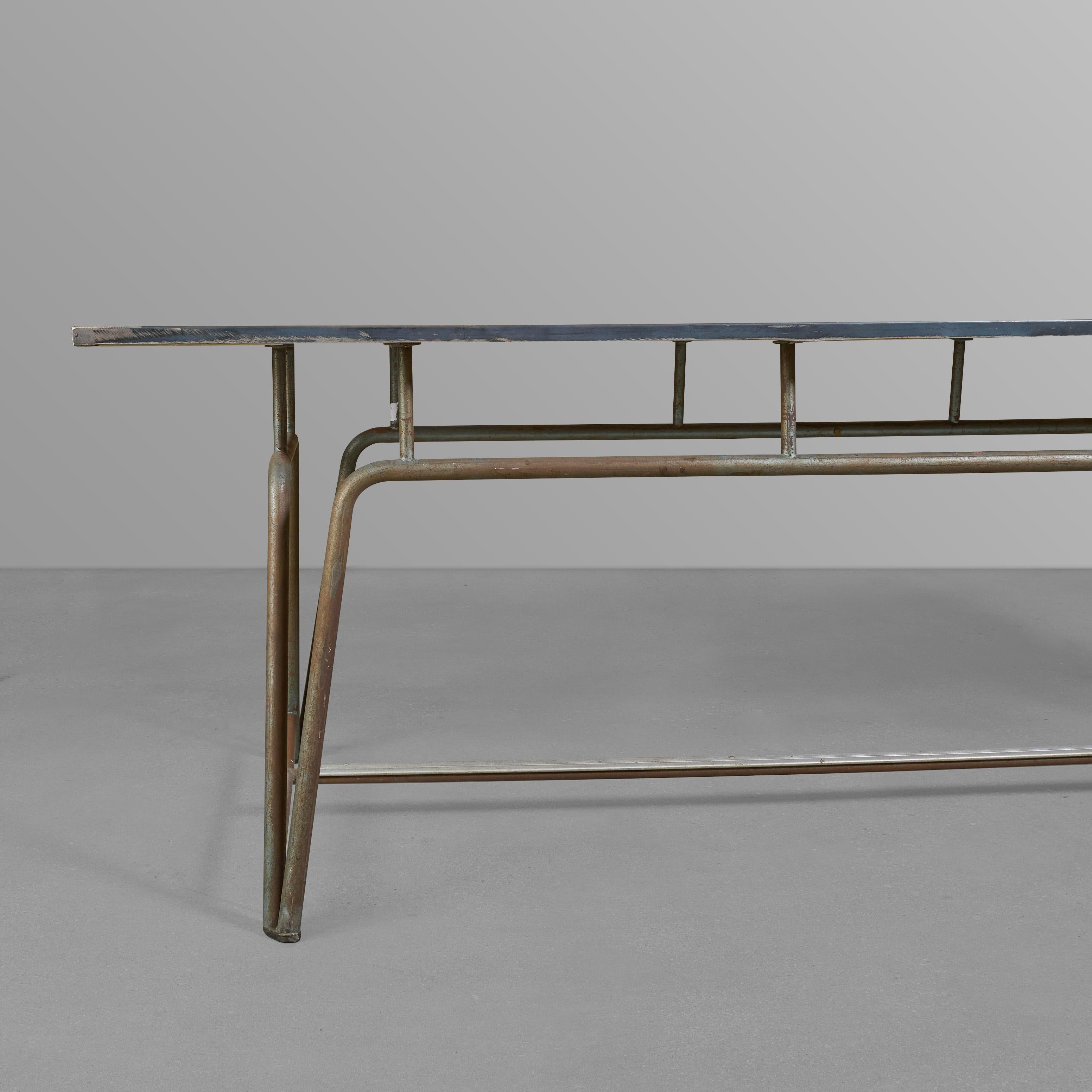 Mesa de metal de mediados de siglo con una gran base en Bueno estado para la venta en Round Top, TX