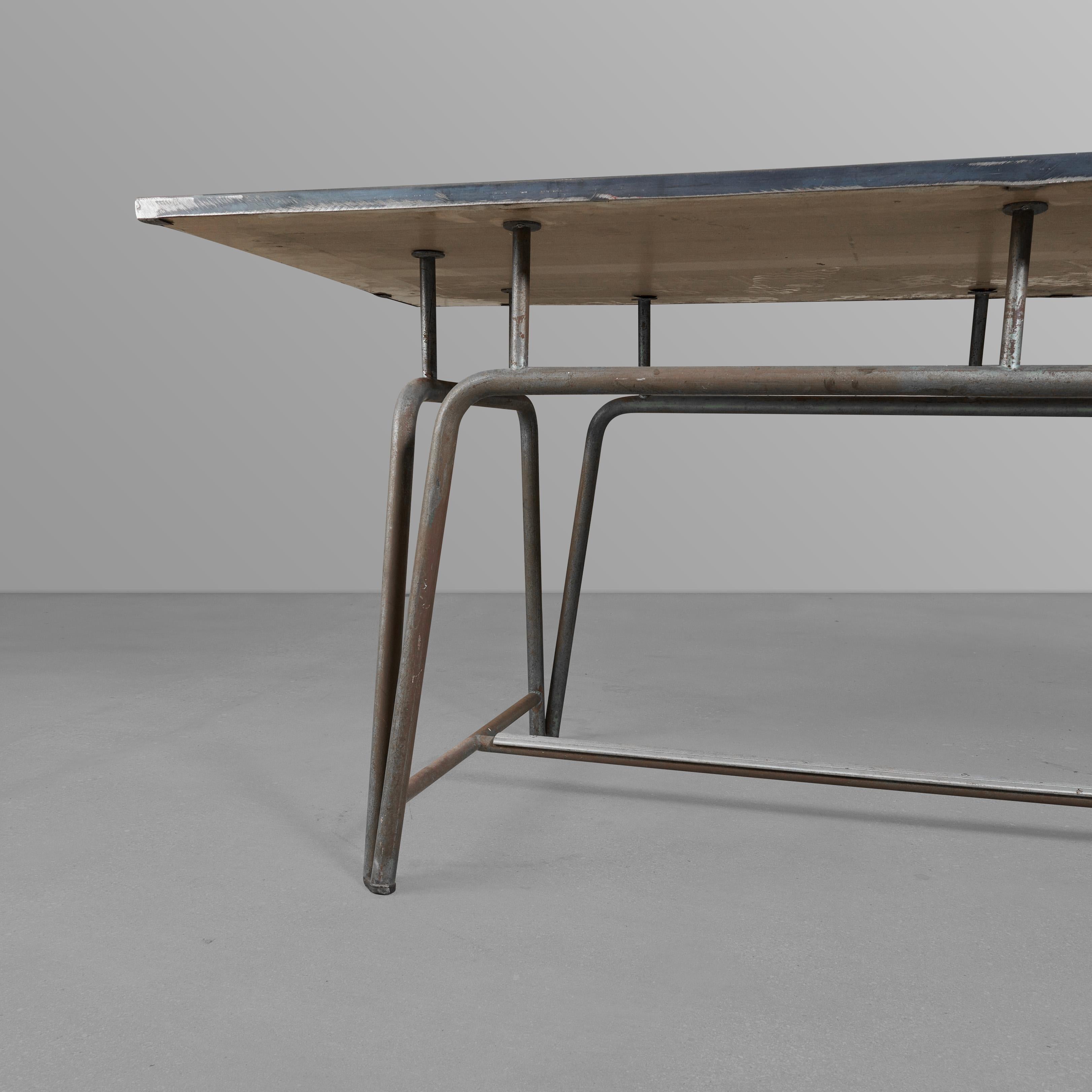 Mesa de metal de mediados de siglo con una gran base mediados del siglo XX en venta