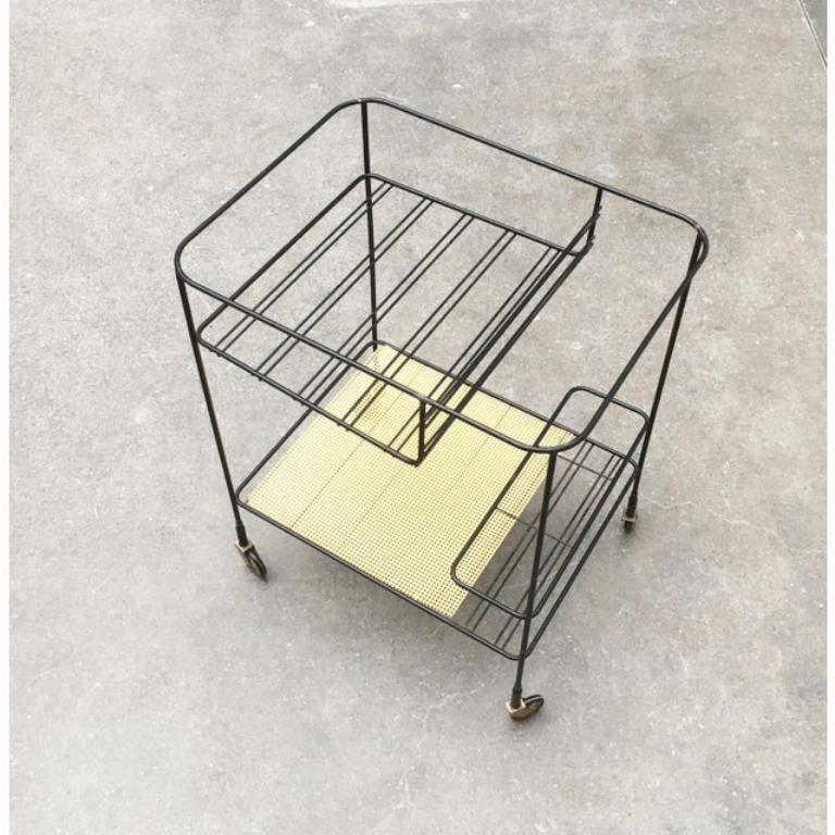 Chariot de bar filigrane avec élément en tôle perforée
Le design rappelle celui de Mategot
Le sténopé frappe un cadre délicat
Un design très élégant jusque dans les moindres détails
Le chariot est fait de fines tiges
Matériau cintré plié et soudé au