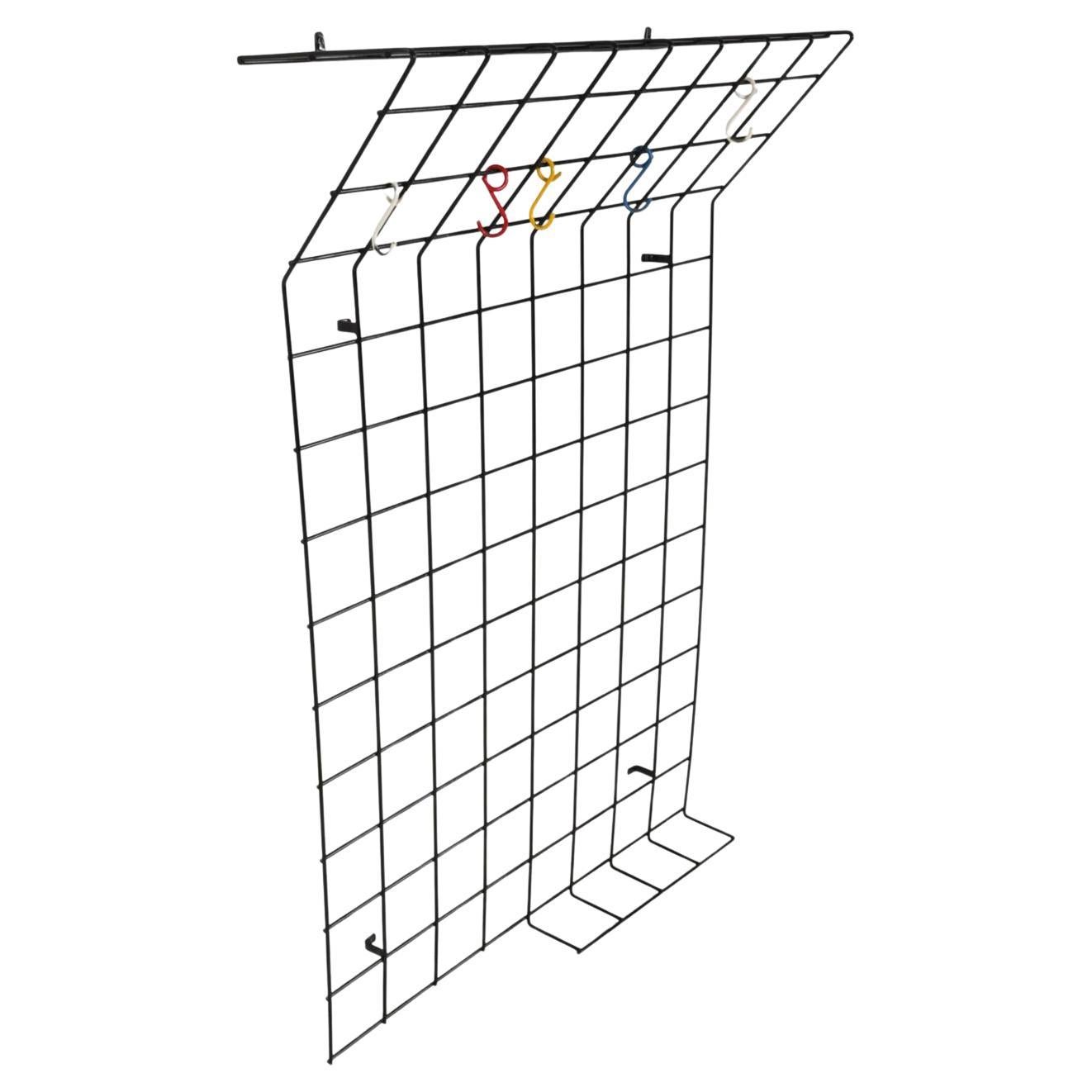 Minimalistischer Wandgarderobenständer aus Metalldraht aus der Mitte des Jahrhunderts von Karl Fichtel. Sehr coole, schlichte Wandgarderobe aus schwarzem Metall mit oberer Ablage und bunten Haken. Entworfen von Karl Fichtel - hergestellt in
