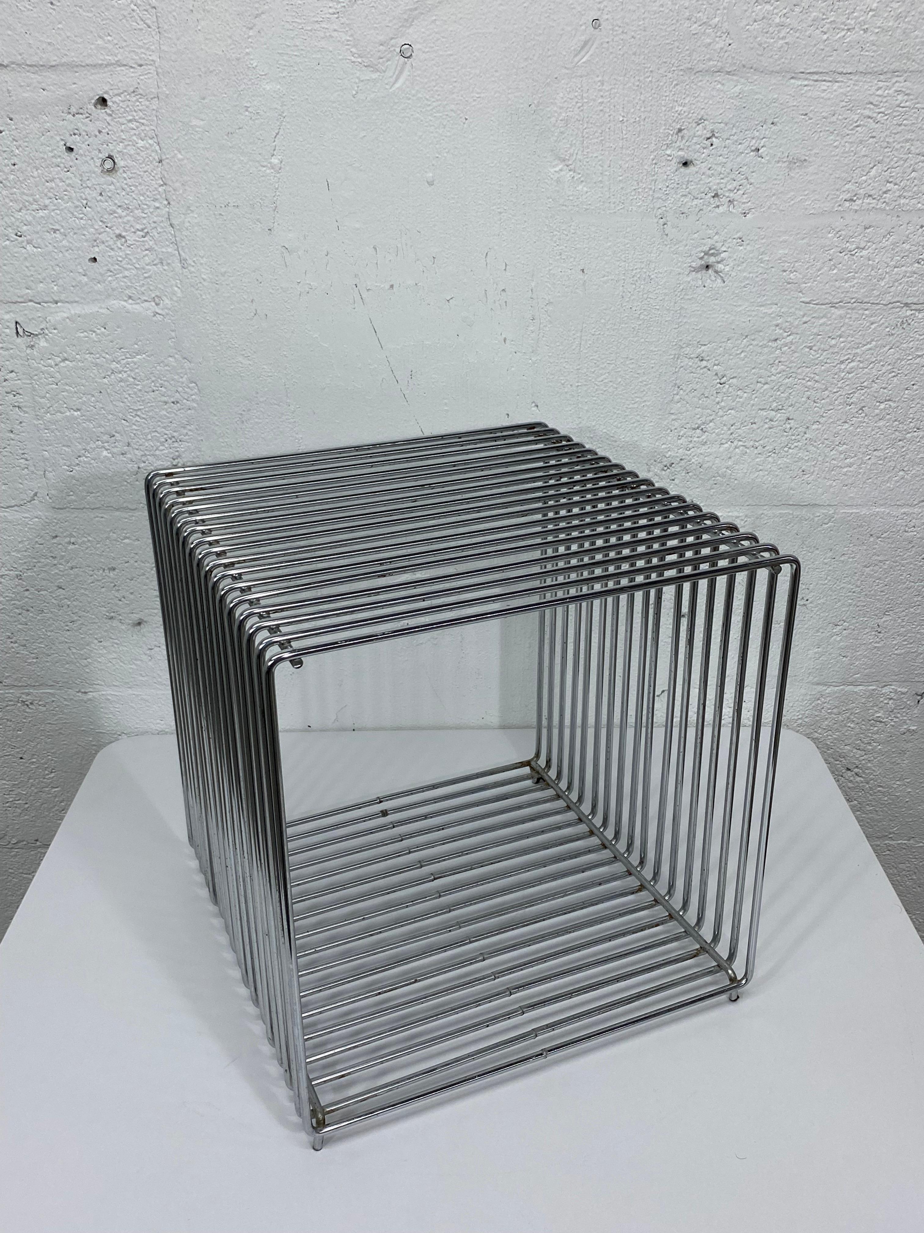 Mid-century chrome plated metal wire side table in the manner of Verner Panton's Pantonova table for Fritz Hansen.