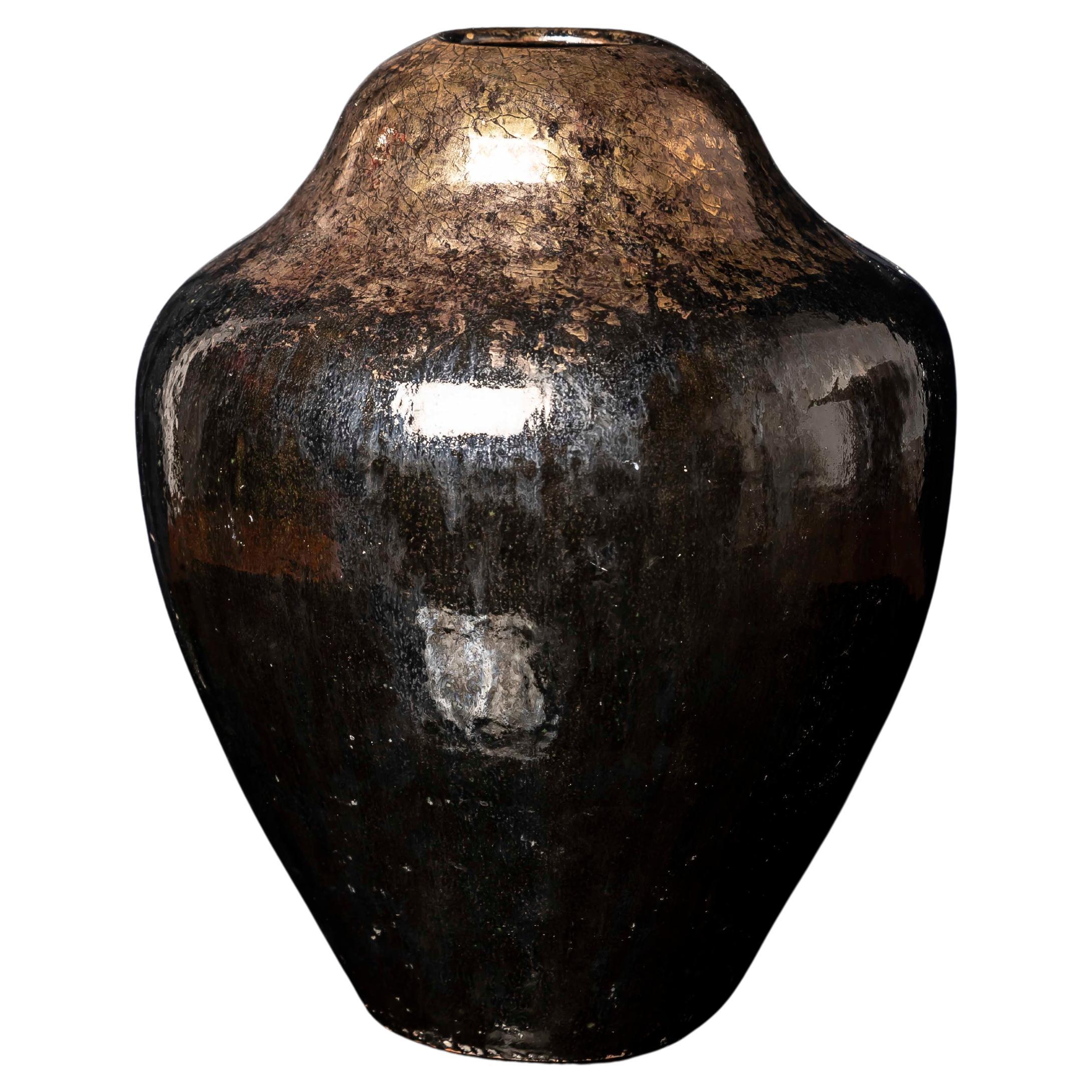 Elegante vaso in ceramica della metà del secolo scorso attribuito a Vallauris, Francia, circa anni '50.
Questo pezzo presenta una classica silhouette ovoidale con spalle dolcemente inclinate e un'apertura stretta. La superficie è rifinita con uno