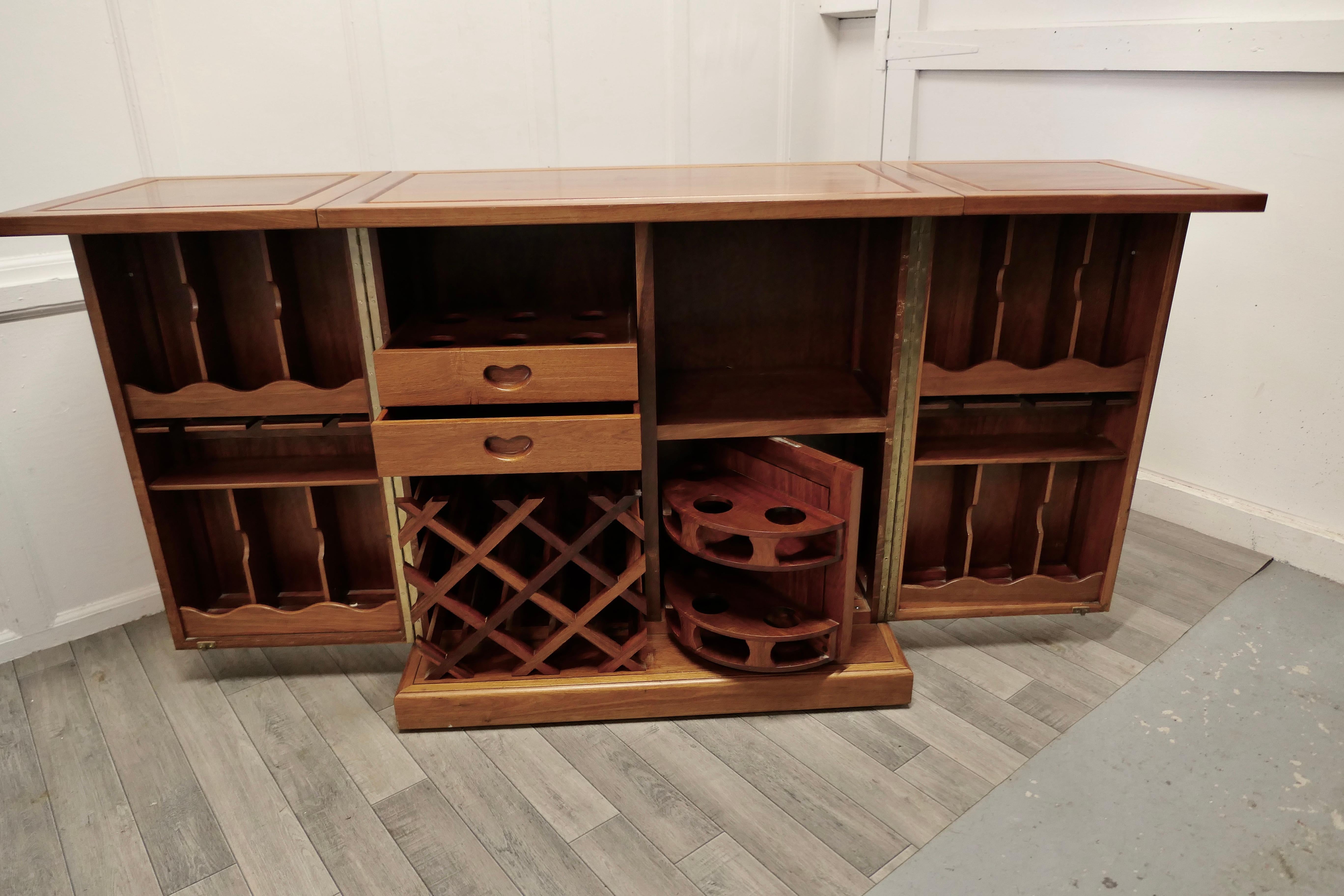 Midcentury Metamorphic Rolling Bar Cabinet, Cocktail Bar In Good Condition In Godshill, Isle of Wight