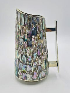 Jarra mexicana de mediados de siglo de plata alpaca y concha de abulón, firmada LHG, Taxco