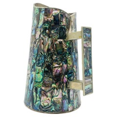 Jarra de agua mexicana de mediados de siglo con incrustaciones de abulón y plata de alpaca, años 50