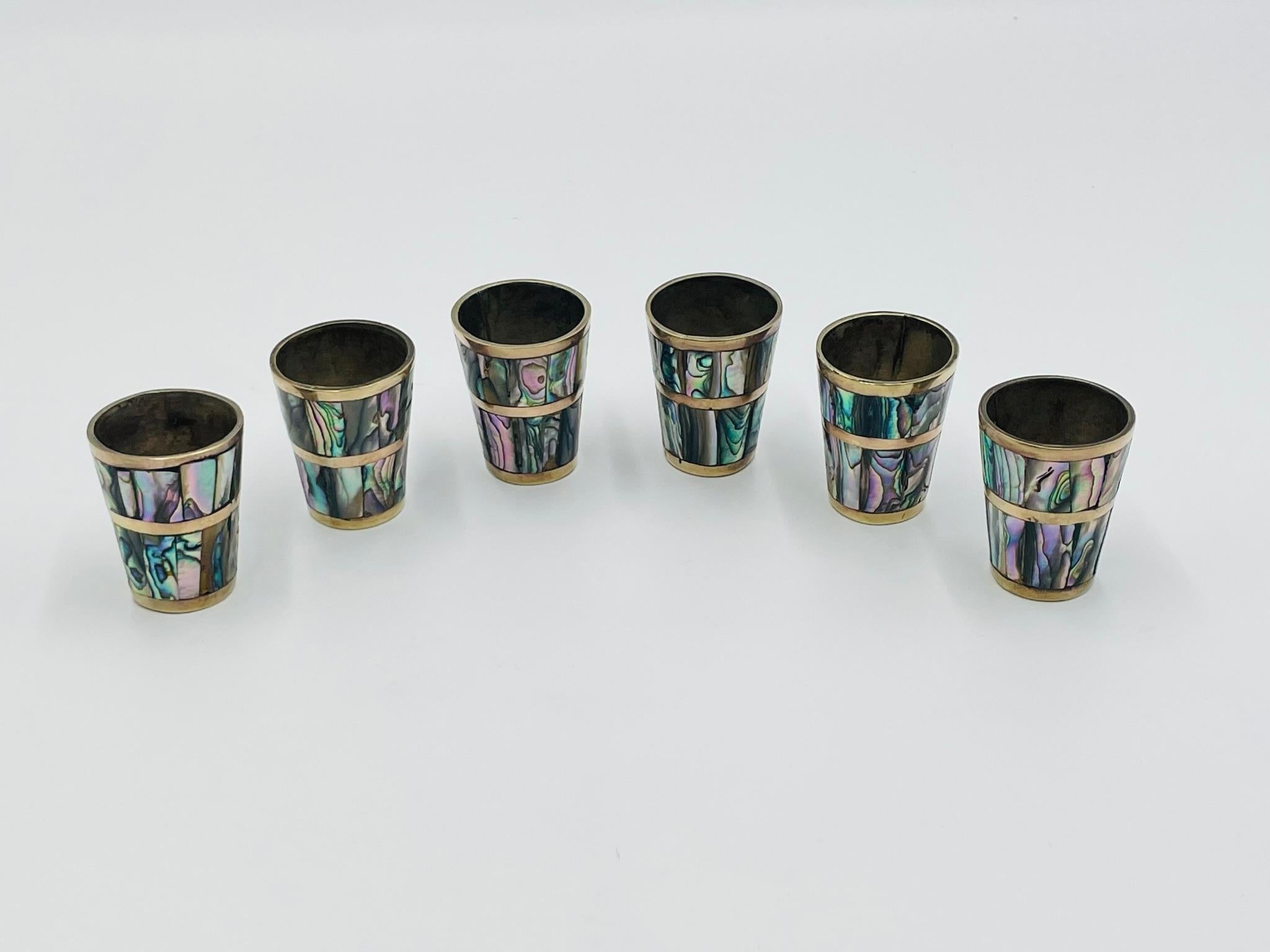 Juego mexicano de chupitos de latón y concha de abulón de mediados de siglo con bandeja para servir en venta 2