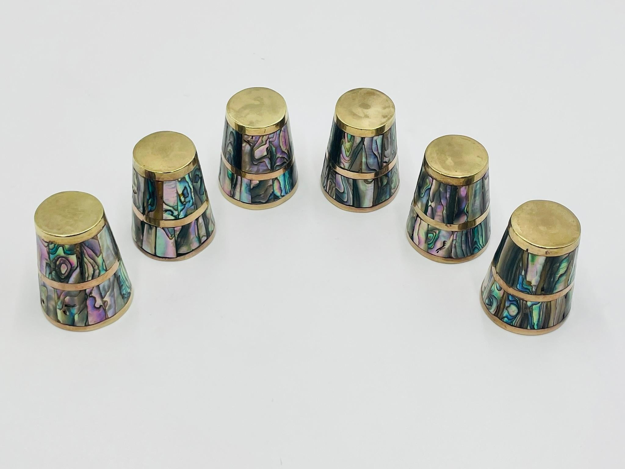 Juego mexicano de chupitos de latón y concha de abulón de mediados de siglo con bandeja para servir en venta 3