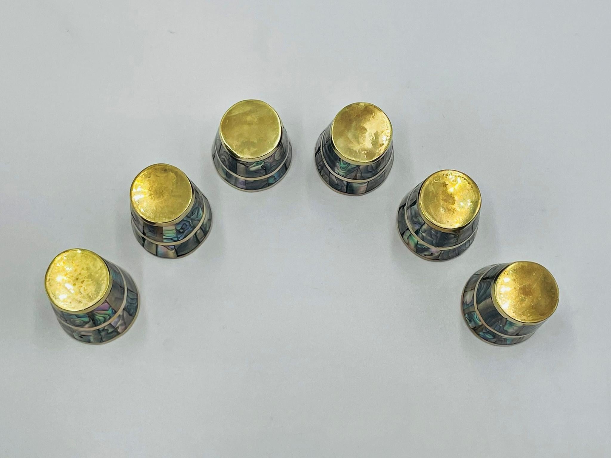 Juego mexicano de chupitos de latón y concha de abulón de mediados de siglo con bandeja para servir en venta 4