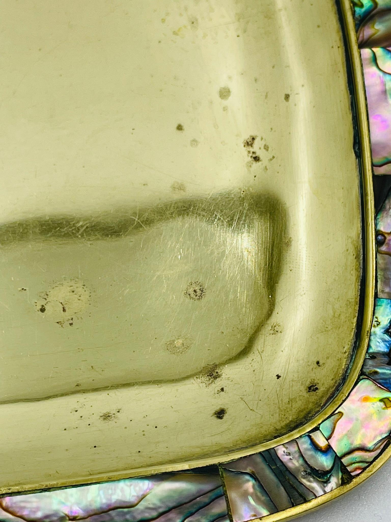 Juego mexicano de chupitos de latón y concha de abulón de mediados de siglo con bandeja para servir en venta 5