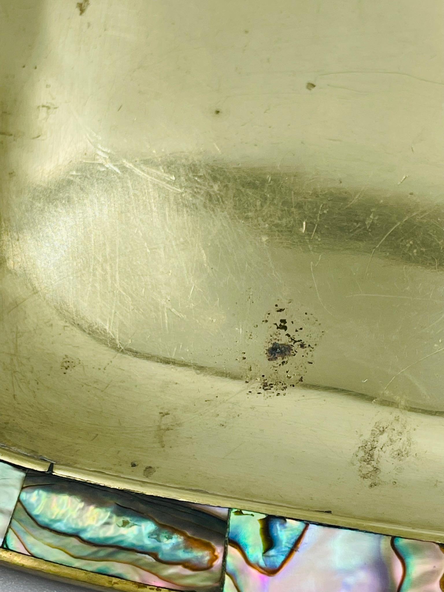 Juego mexicano de chupitos de latón y concha de abulón de mediados de siglo con bandeja para servir en venta 6