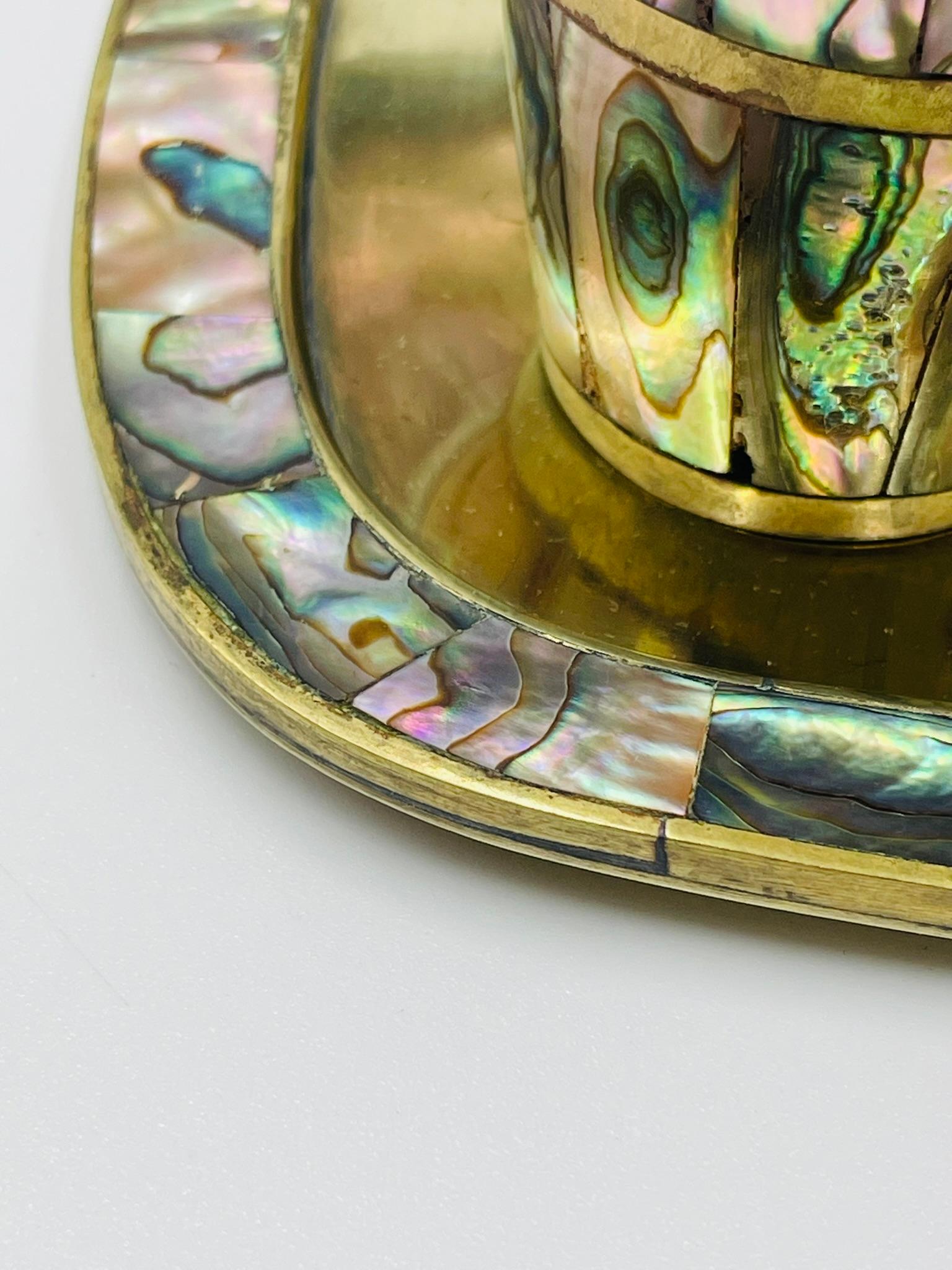 Juego mexicano de chupitos de latón y concha de abulón de mediados de siglo con bandeja para servir en venta 7