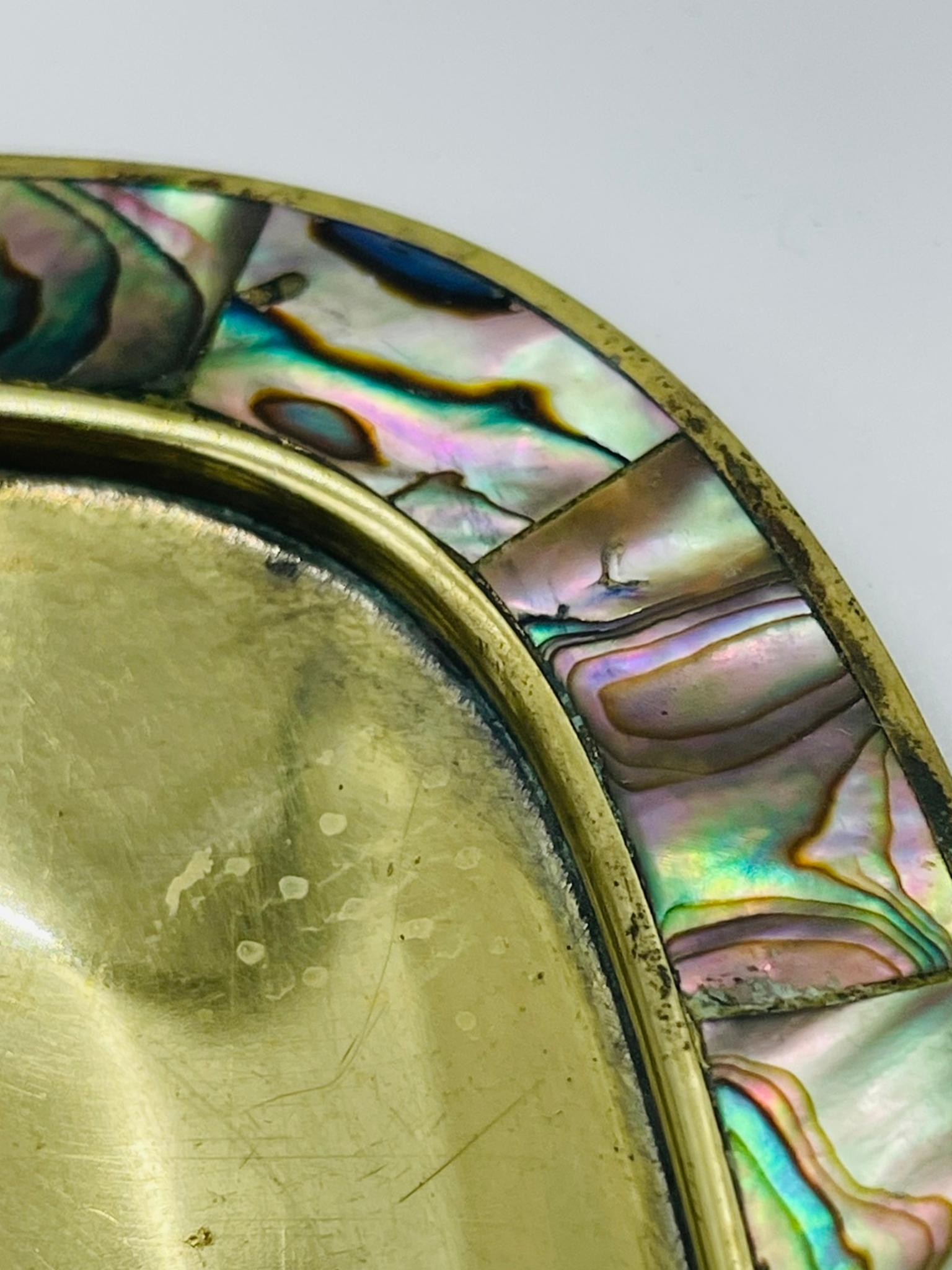 Juego mexicano de chupitos de latón y concha de abulón de mediados de siglo con bandeja para servir en venta 8