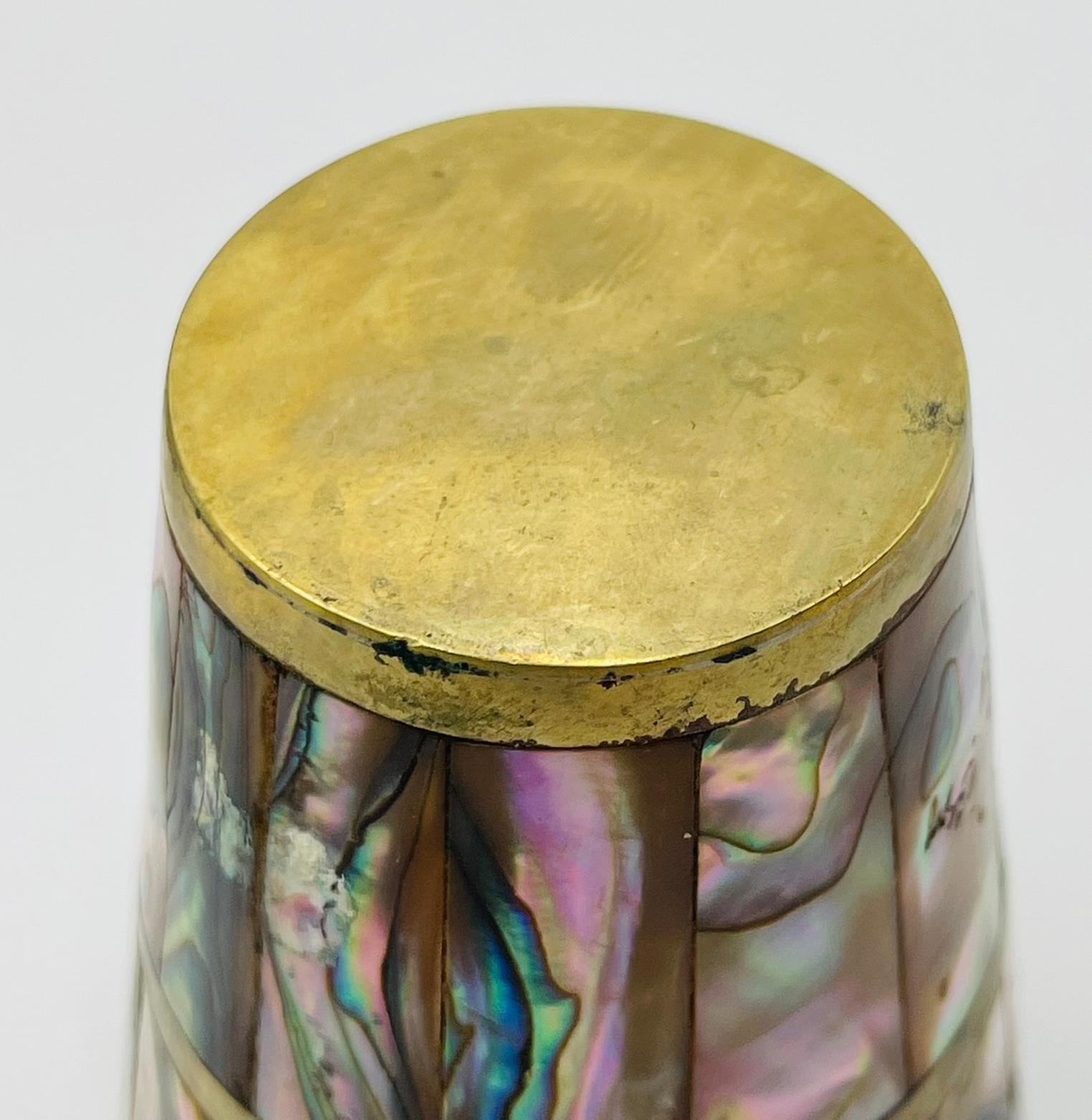 Juego mexicano de chupitos de latón y concha de abulón de mediados de siglo con bandeja para servir en venta 9