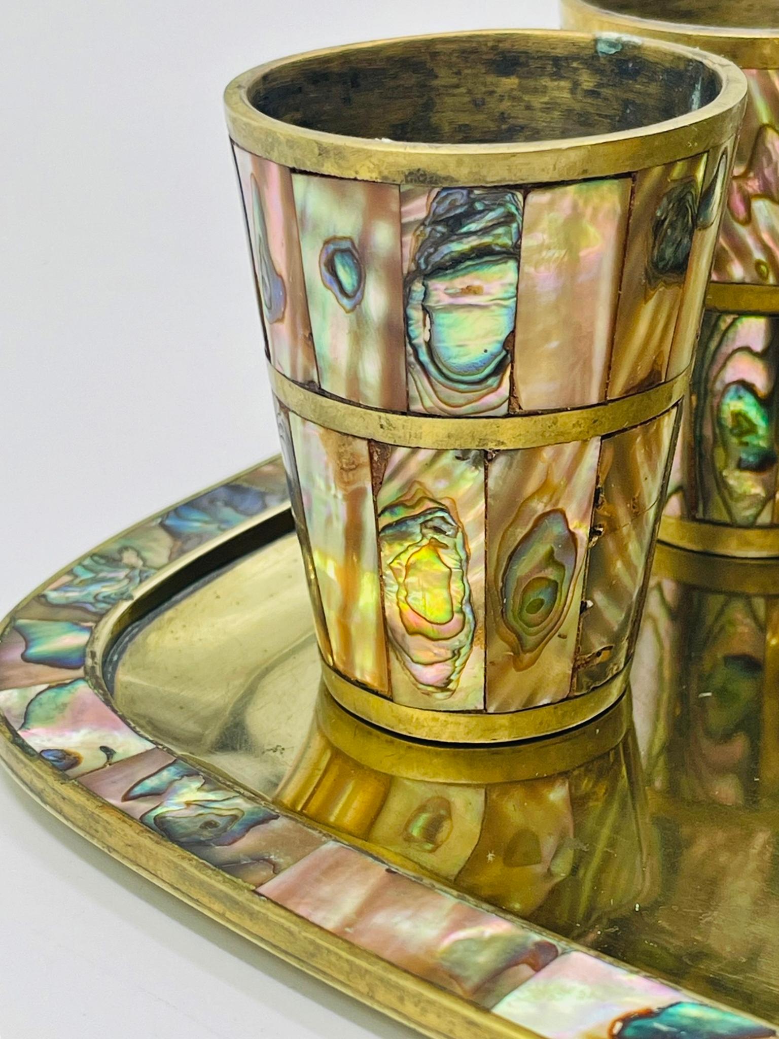 Juego mexicano de chupitos de latón y concha de abulón de mediados de siglo con bandeja para servir en venta 10