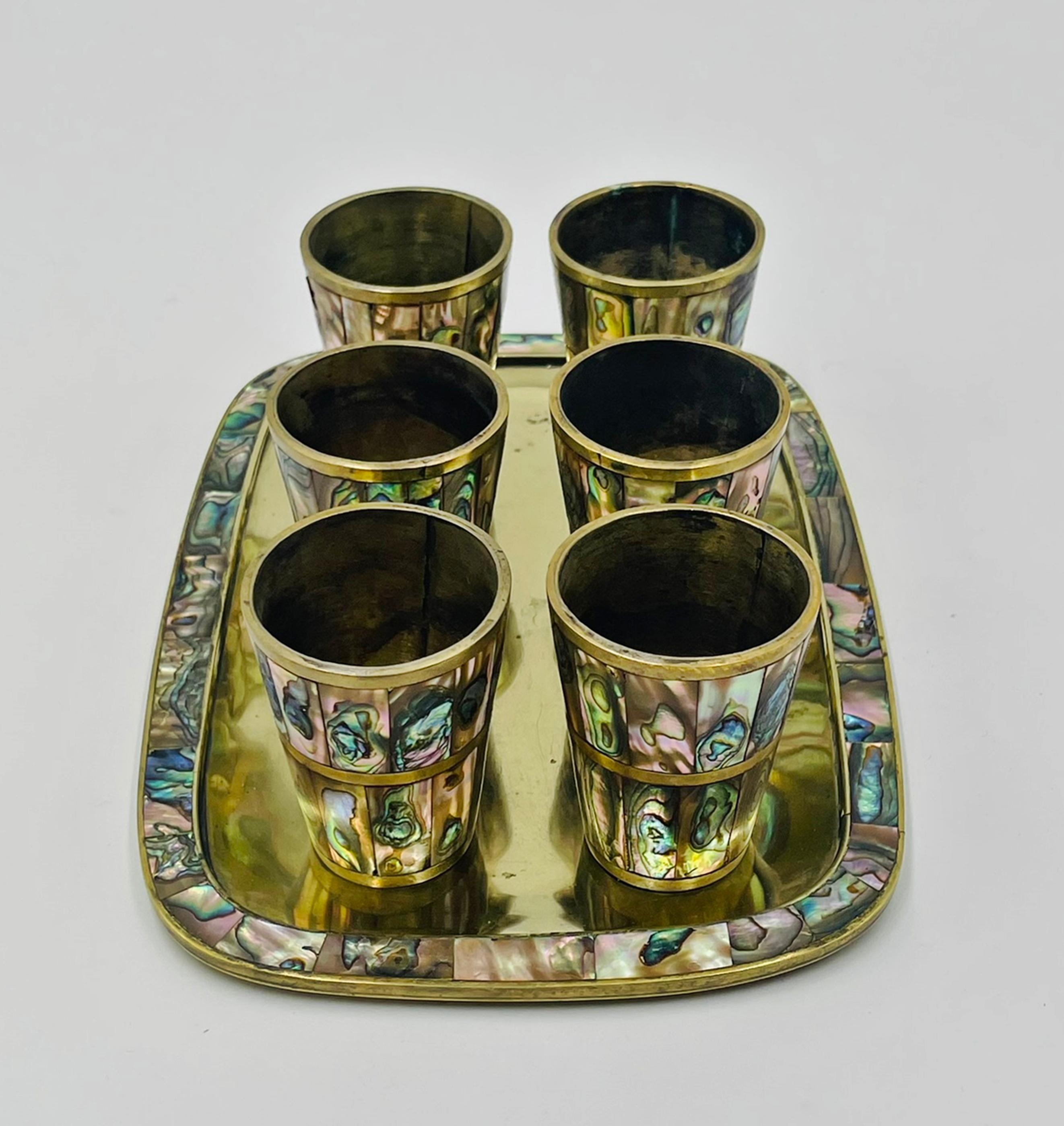 Juego mexicano de chupitos de latón y concha de abulón de mediados de siglo con bandeja para servir Moderno de mediados de siglo en venta
