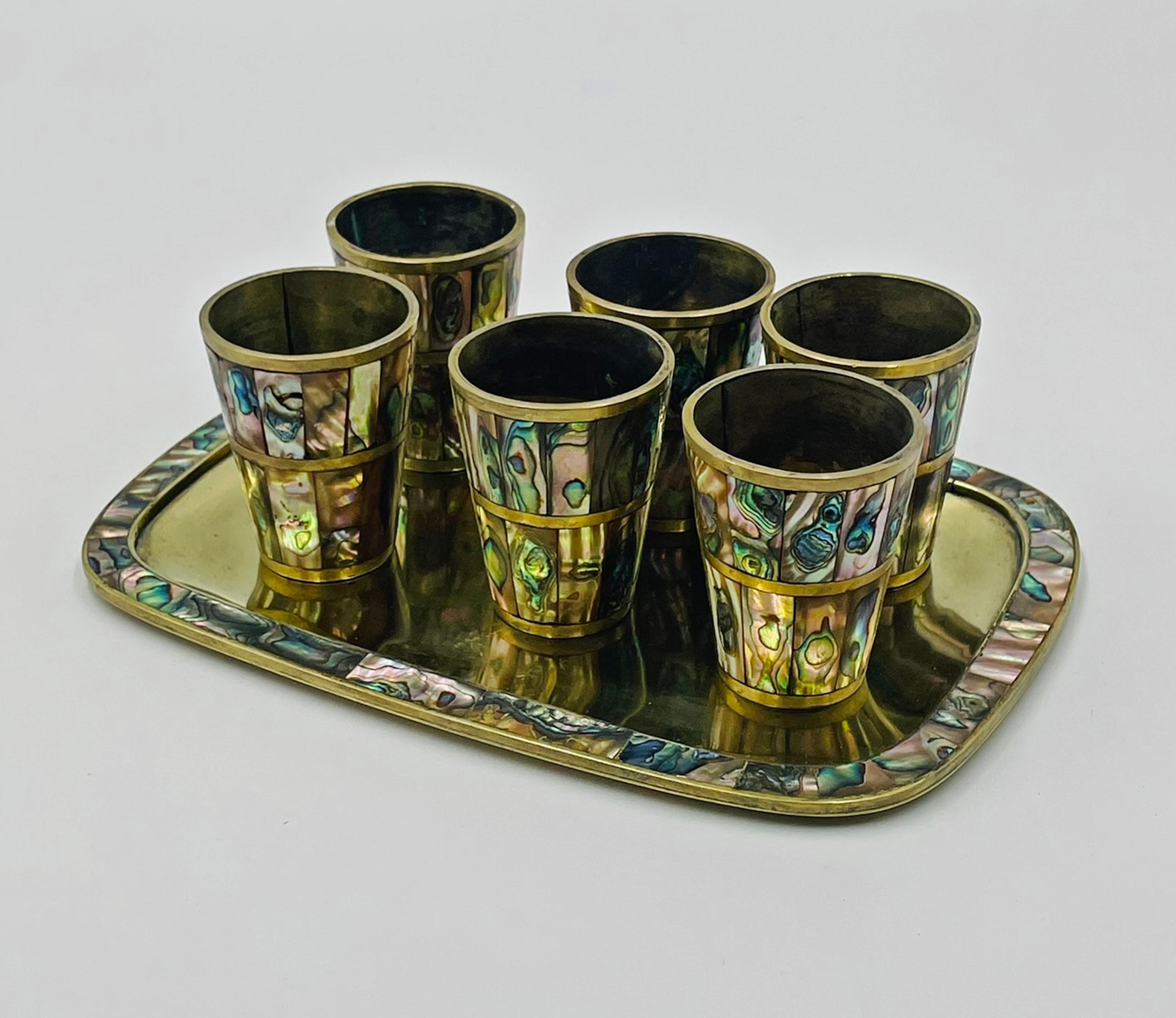Juego mexicano de chupitos de latón y concha de abulón de mediados de siglo con bandeja para servir Mexicano en venta
