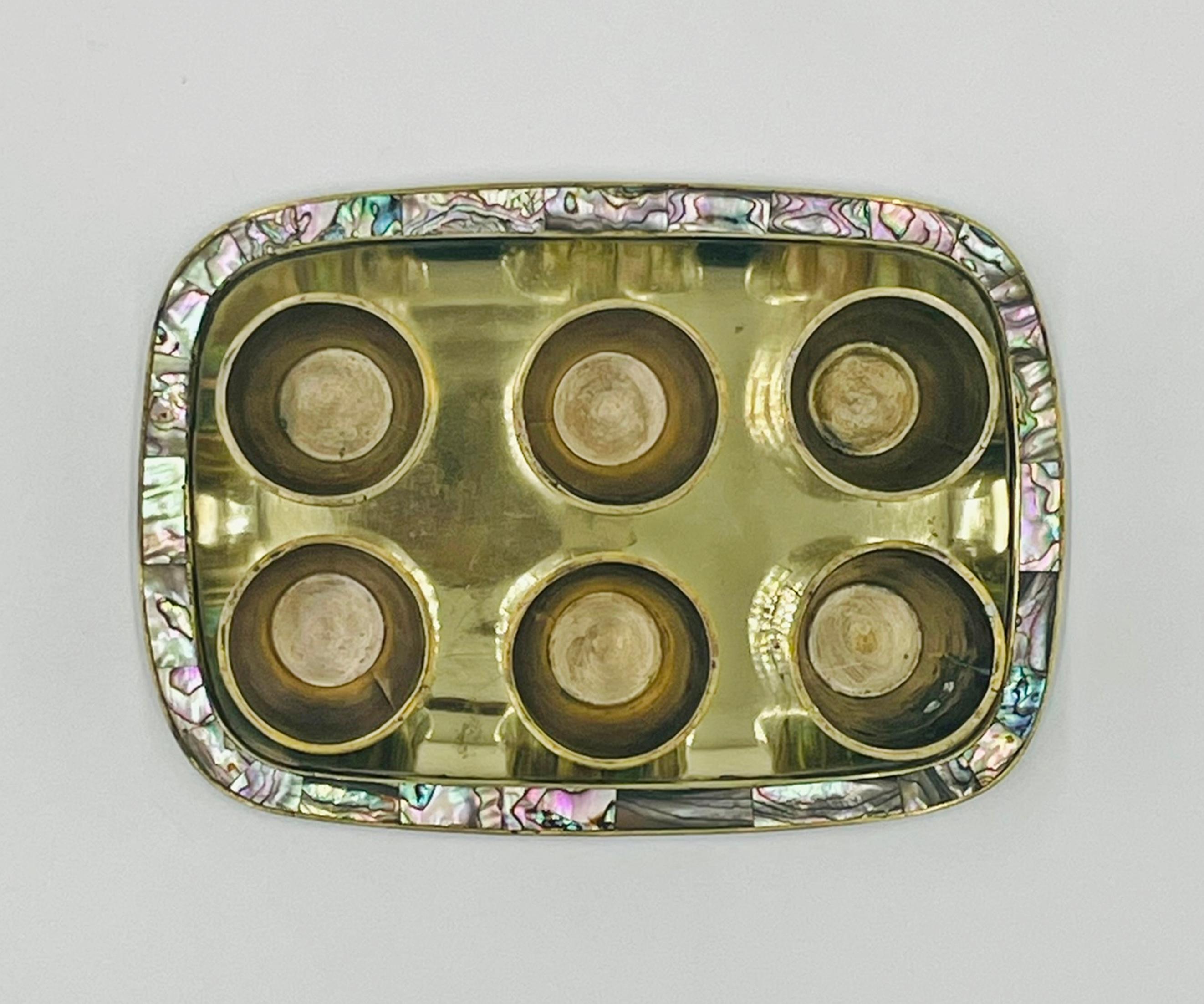 Juego mexicano de chupitos de latón y concha de abulón de mediados de siglo con bandeja para servir Hecho a mano en venta