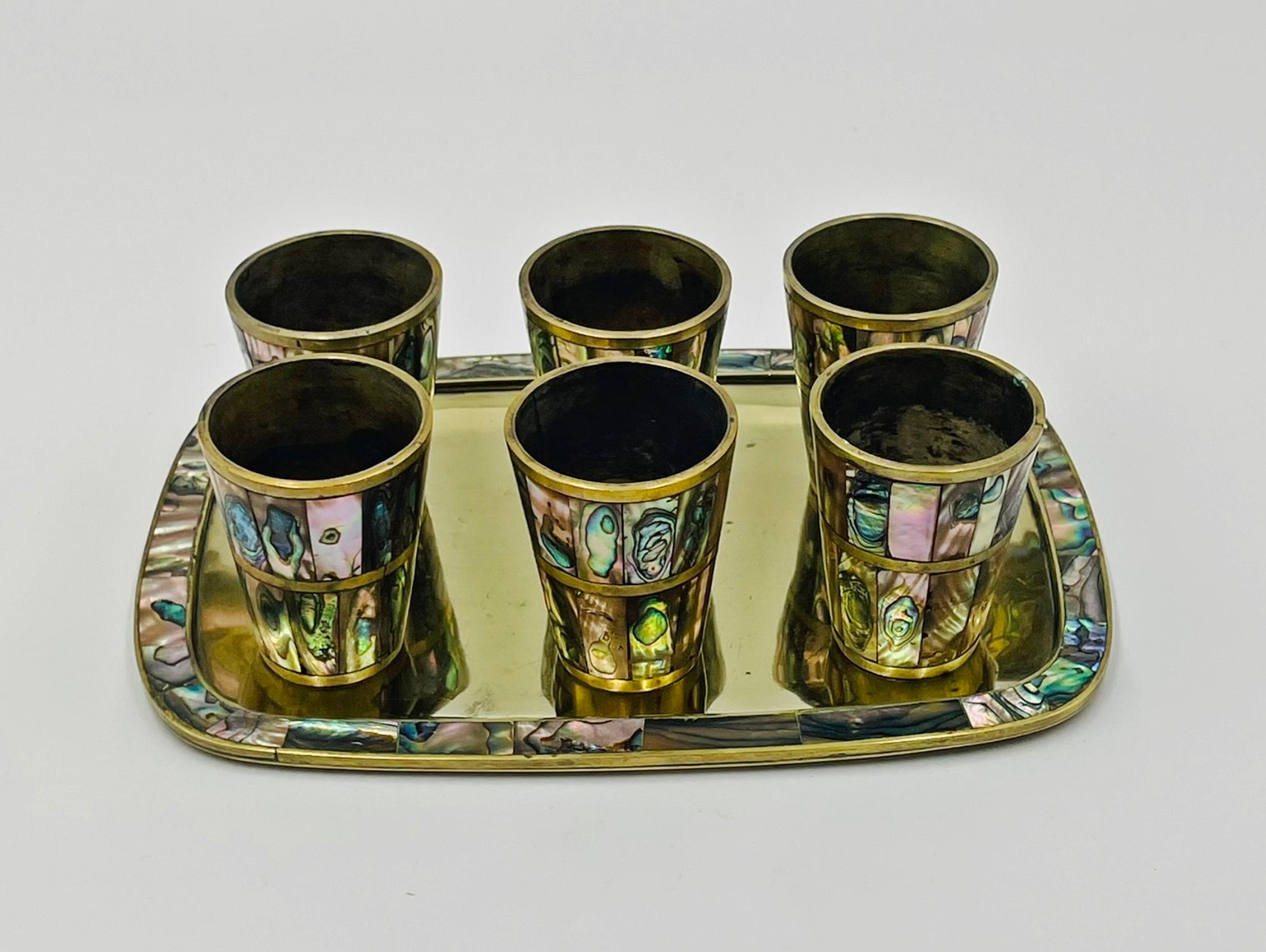 Juego mexicano de chupitos de latón y concha de abulón de mediados de siglo con bandeja para servir en Bueno estado para la venta en Los Angeles, CA