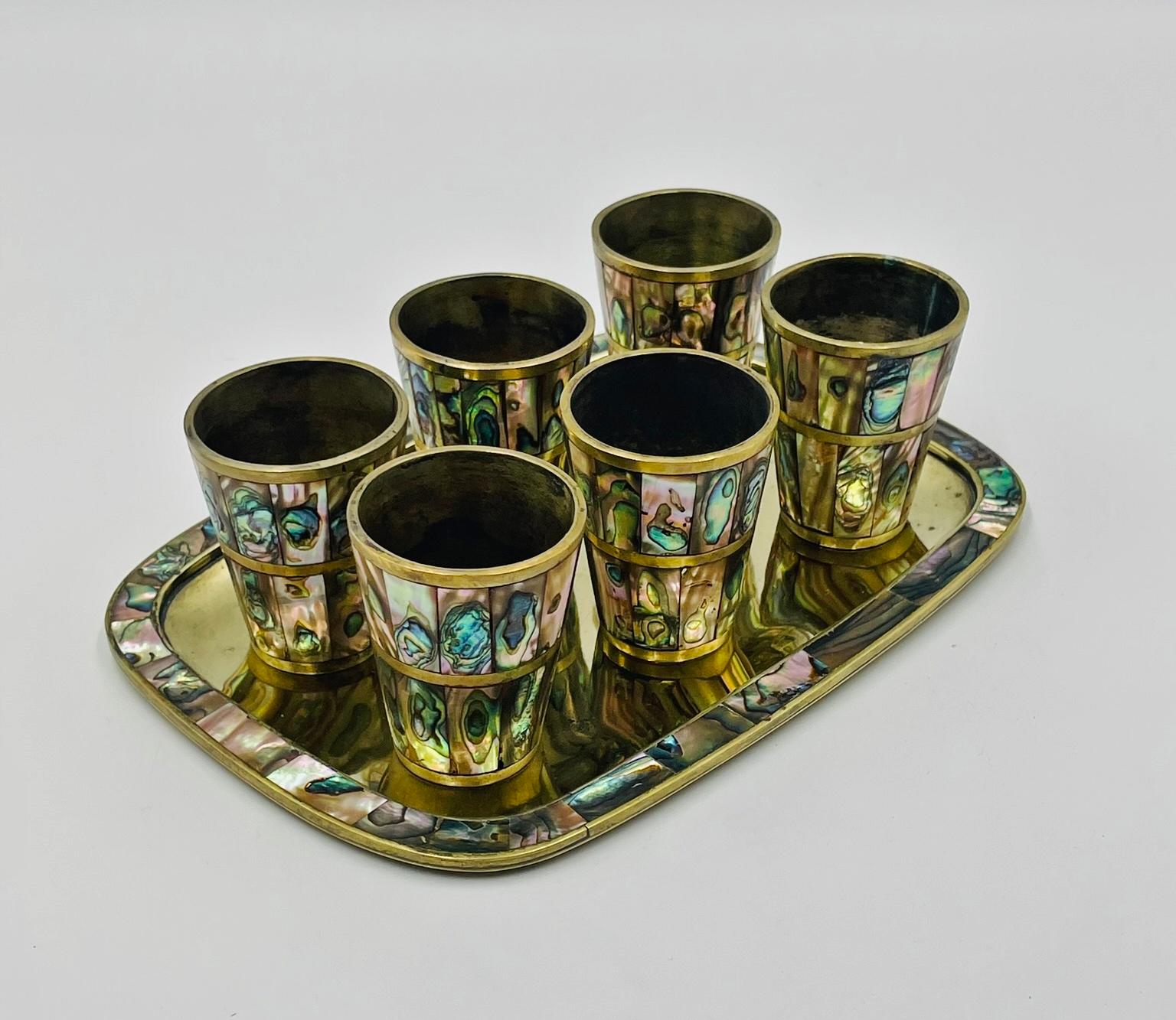 Juego mexicano de chupitos de latón y concha de abulón de mediados de siglo con bandeja para servir mediados del siglo XX en venta