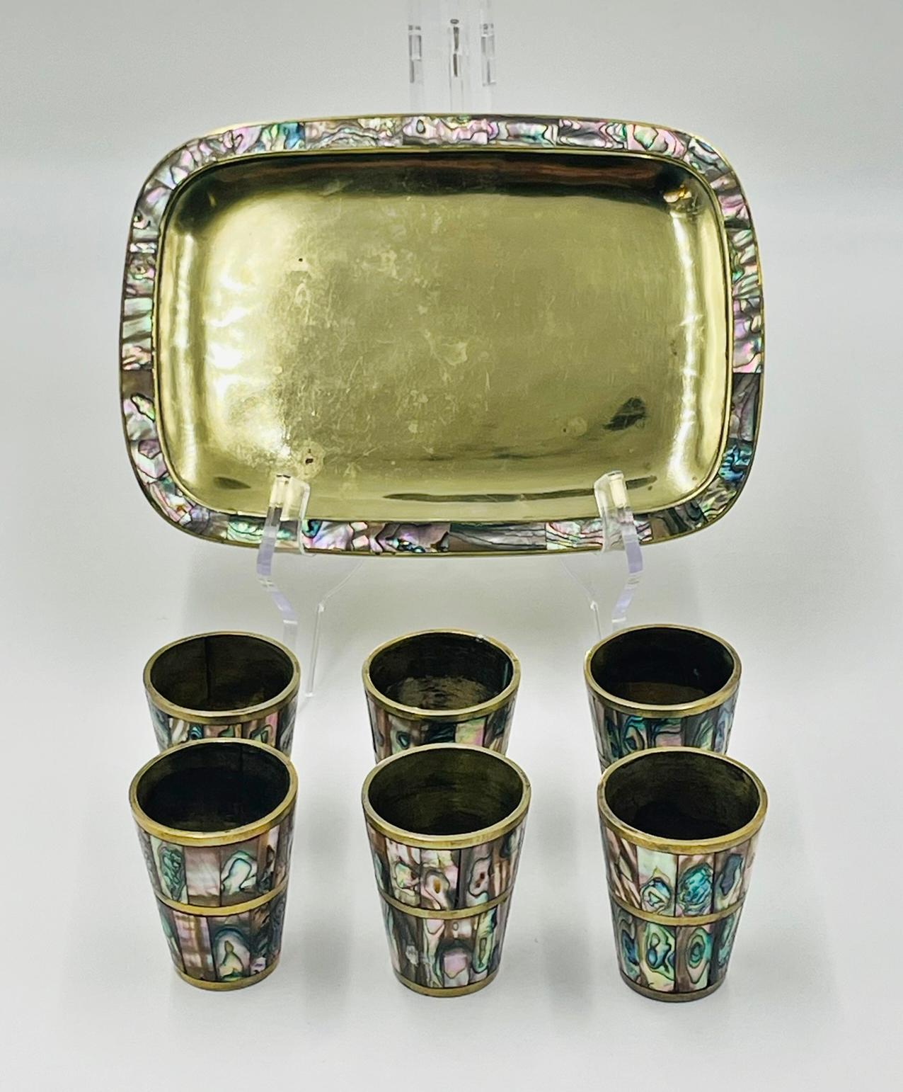 Juego mexicano de chupitos de latón y concha de abulón de mediados de siglo con bandeja para servir Latón en venta