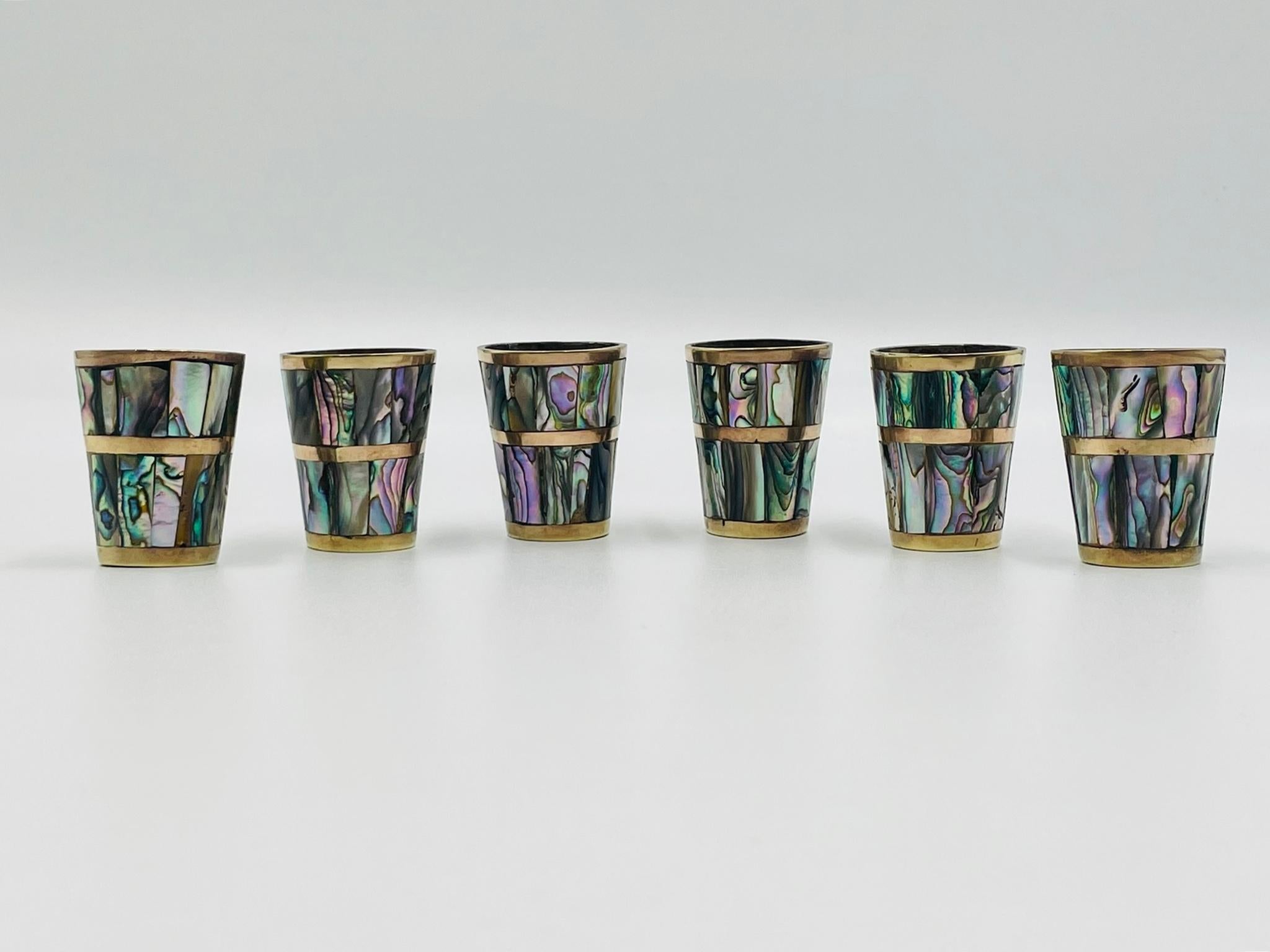 Juego mexicano de chupitos de latón y concha de abulón de mediados de siglo con bandeja para servir en venta 1