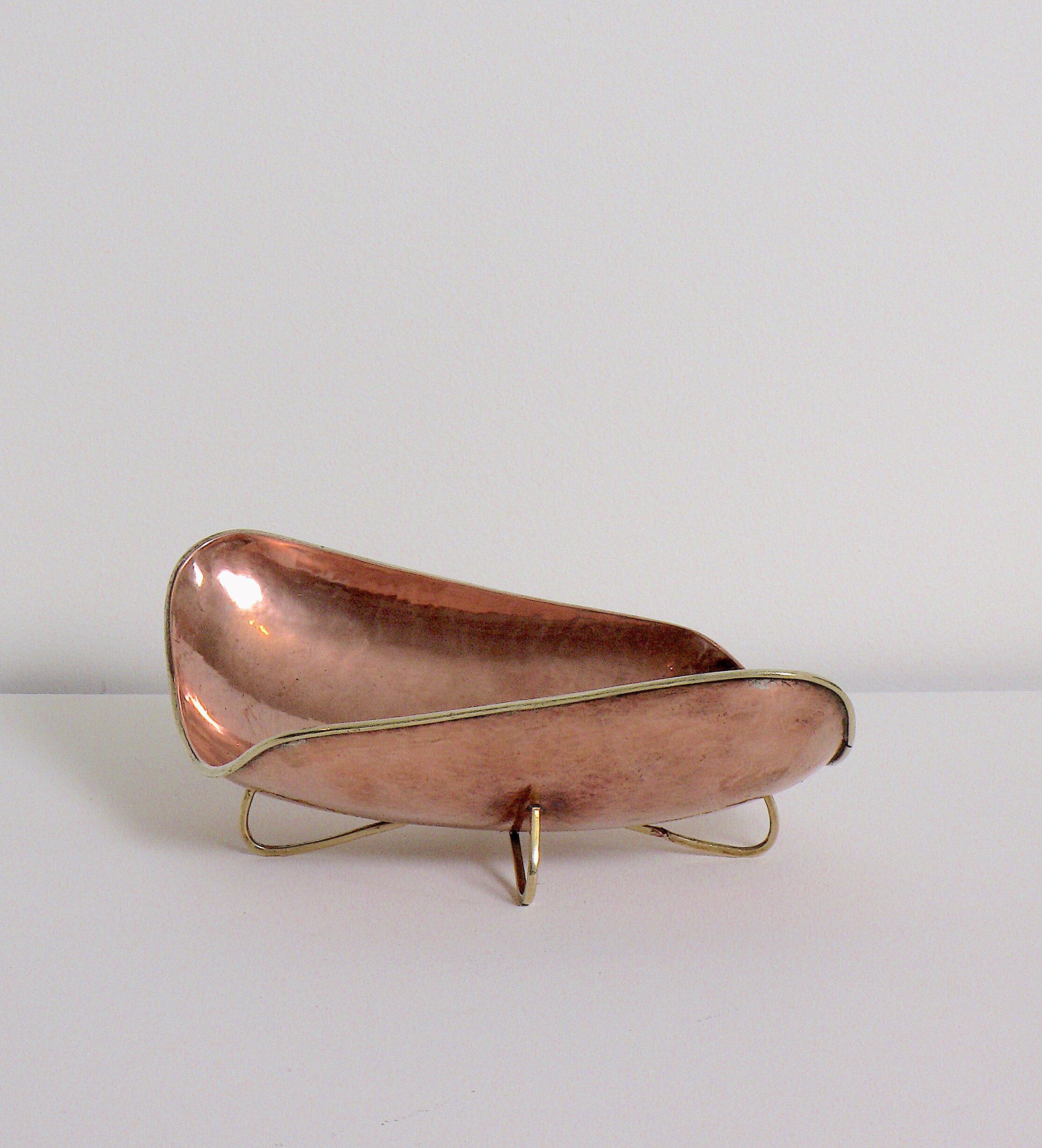 Mid Century Mexican Copper and Brass Dish

CREATOR: unknow (Tlaquepaque, Juarez)

PERIOD: 1970-1979

COUNTRY OF ORIGIN: Mexico

CONDITION:  GOOD (see condition description).

CONDITION DETAILS: In excellent condition. Some minor indenting from