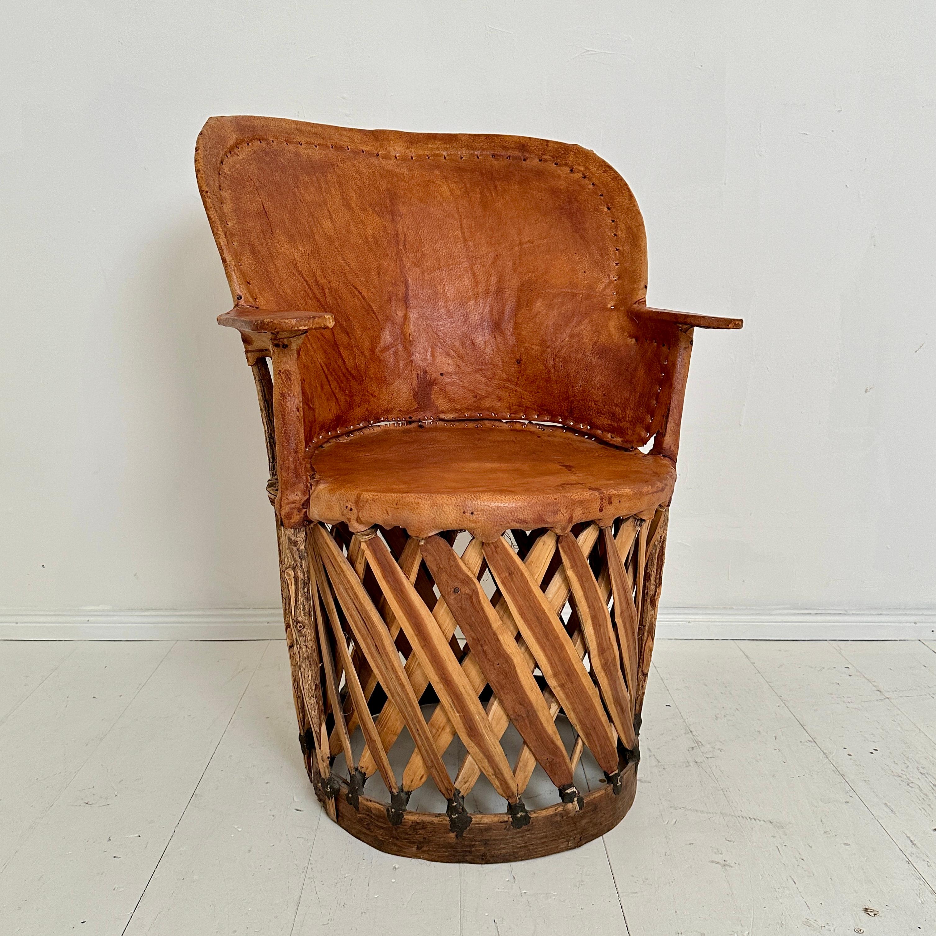 Mid Century Mexican Equipales Armchair in Leather and Wood, around 1970 In Good Condition For Sale In Berlin, DE