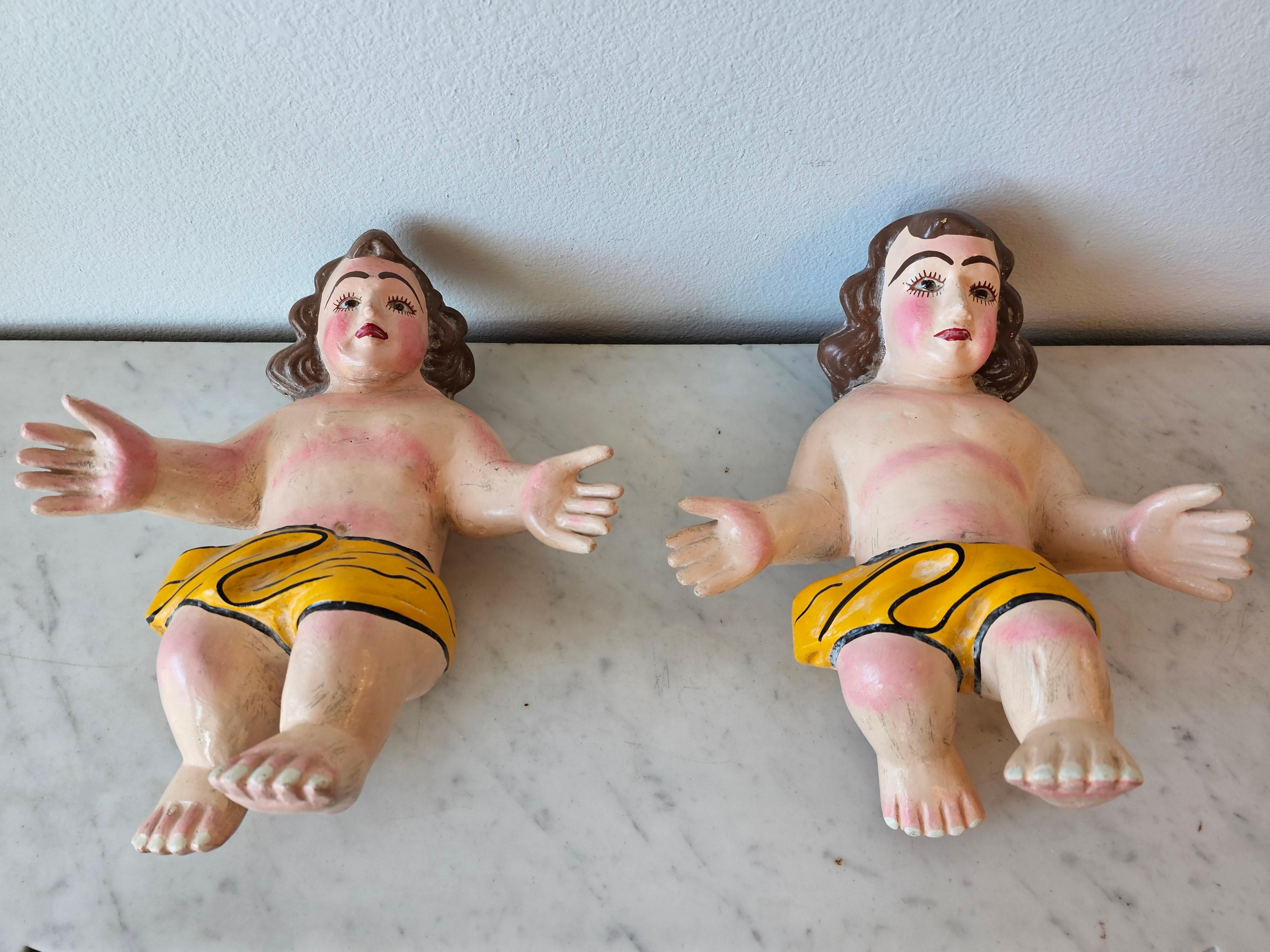 Paire de figurines de bébé Christ peintes en polychromie et sculptées, art populaire mexicain du milieu du siècle en vente 5