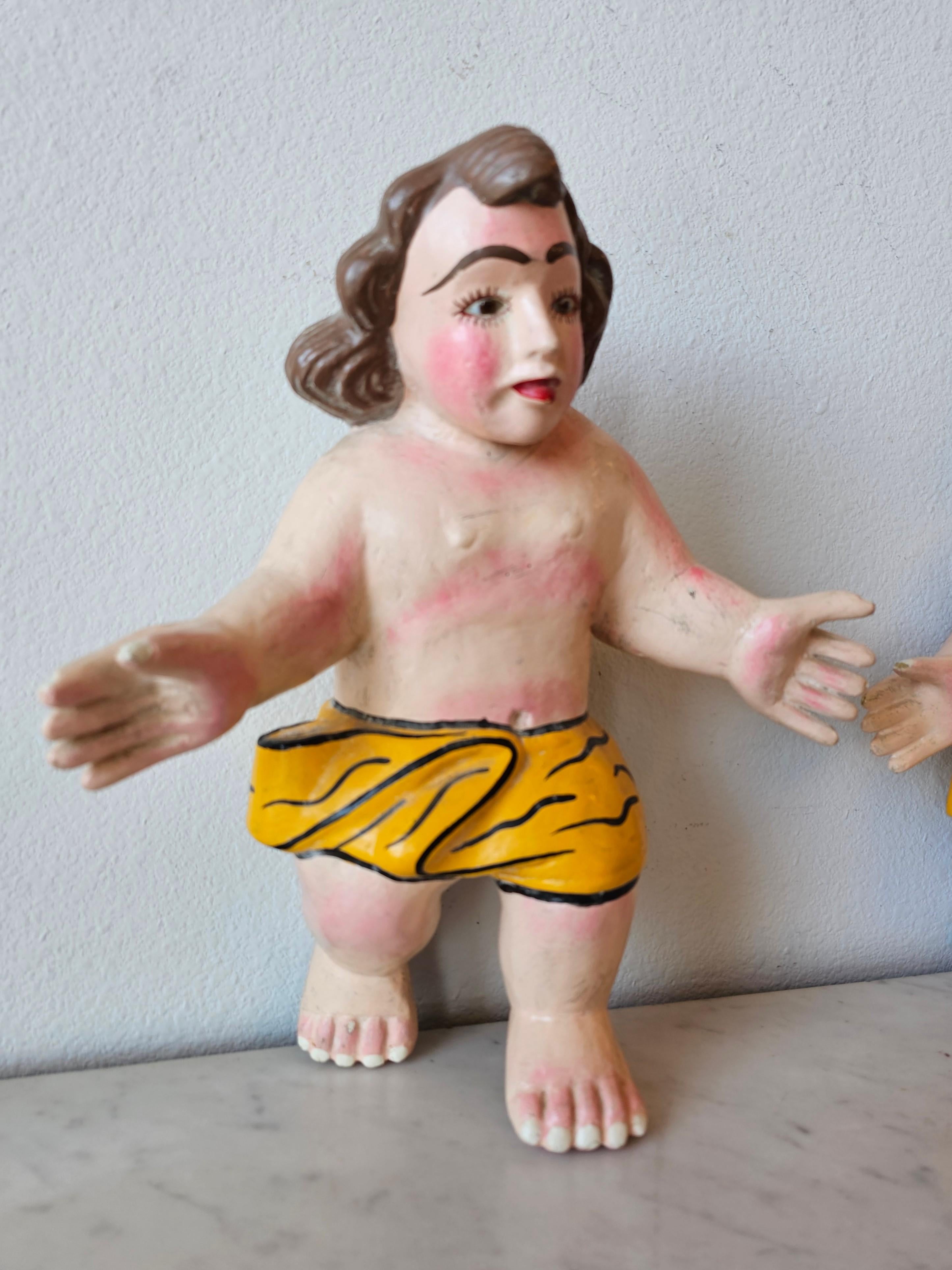 20ième siècle Paire de figurines de bébé Christ peintes en polychromie et sculptées, art populaire mexicain du milieu du siècle en vente
