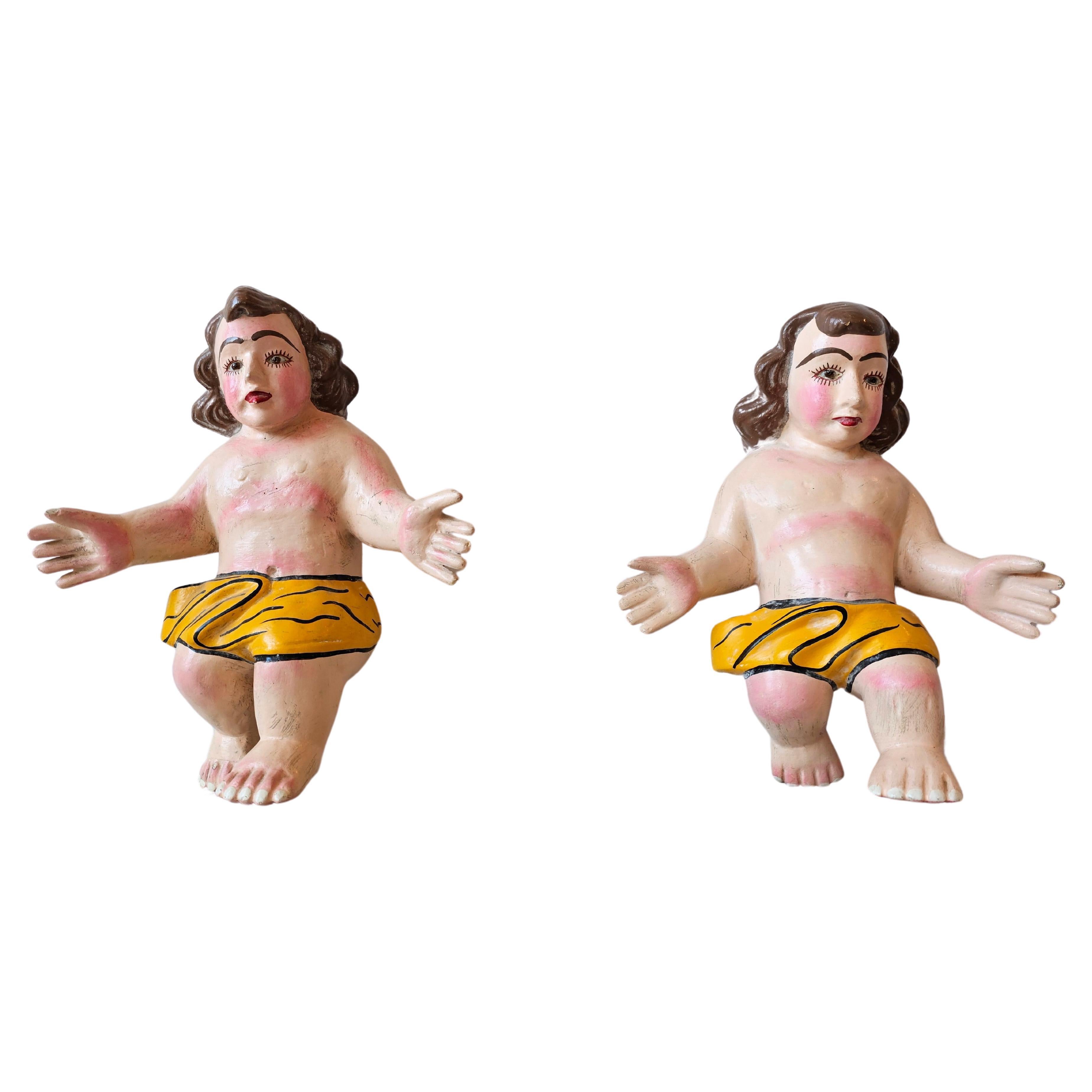 Paire de figurines de bébé Christ peintes en polychromie et sculptées, art populaire mexicain du milieu du siècle en vente